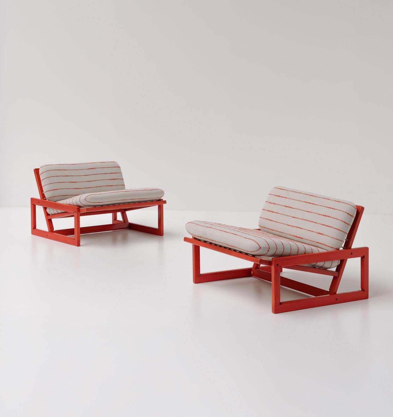 Ein auffälliges Paar italienischer Loungesessel, entworfen von Afra und Tobia Scarpa für Cassina. Diese frühe Ausgabe des ikonischen Modells Carlotta, hergestellt Ende der 1960er/Anfang der 1970er Jahre, verkörpert die raffinierte Handwerkskunst und