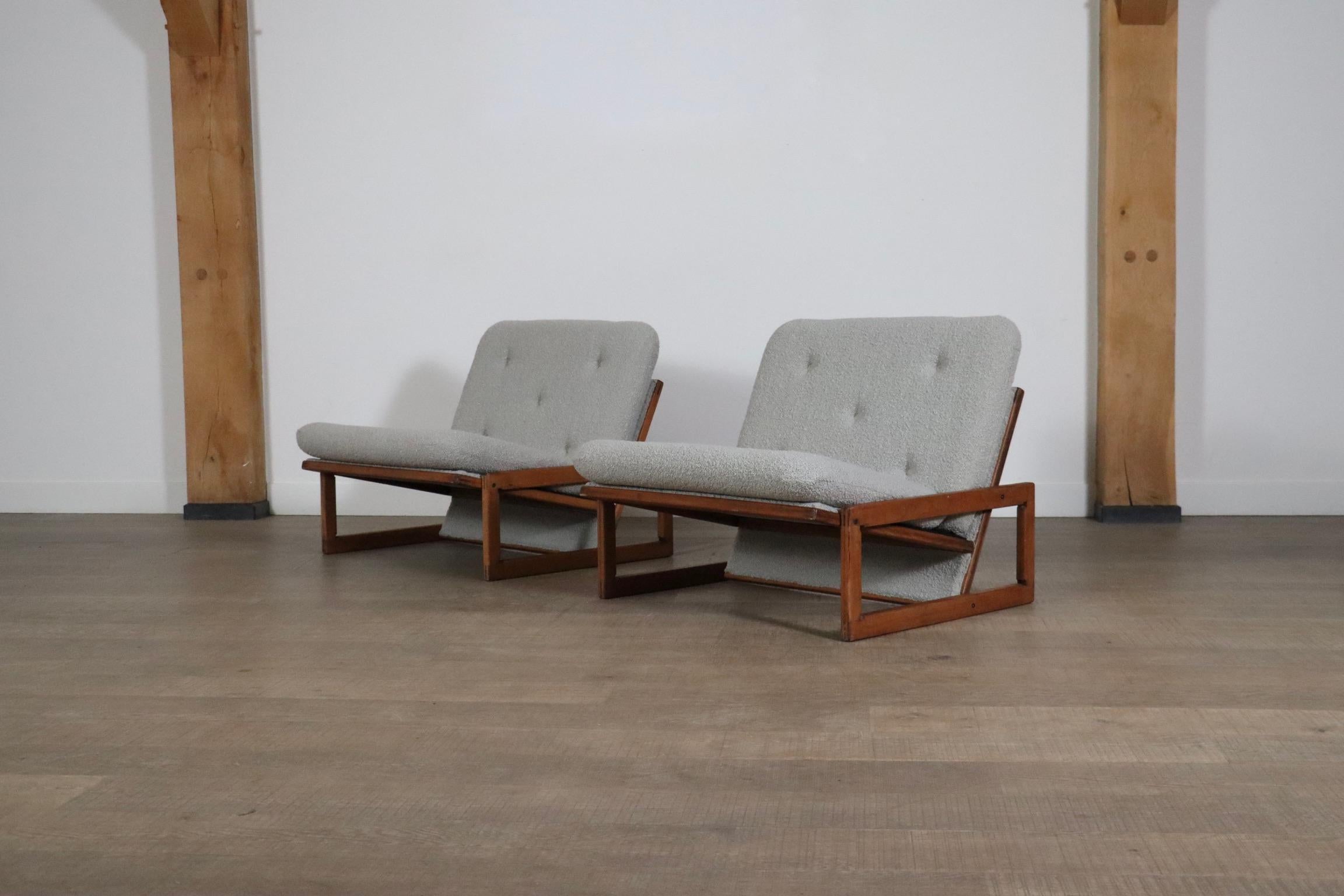 Beautiful pair of E459 ‘Carlotta’ lounge chairs in solid wooden structure by renowned Italian designer Tobia Scarpa for Cassina, Italy 1970s.
These armchairs feature a unique design with four rectangles forming the back and seat. The distinct