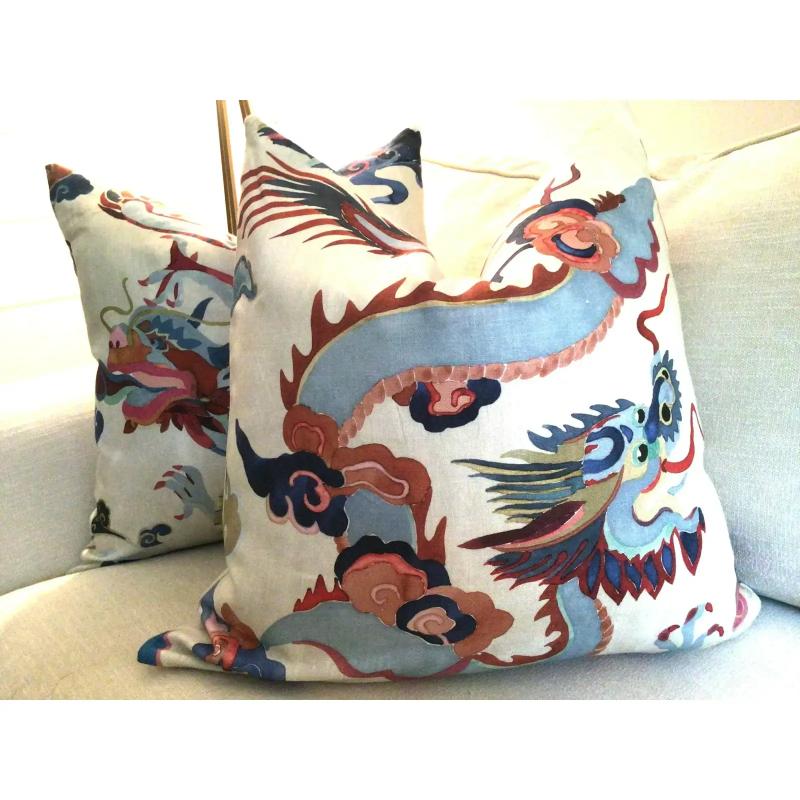 Tout simplement stupéfiant. Une version moderne du dragon chinois traditionnel. Cette paire de V.I.I. réinterprète ce motif dans des tons doux et tourbillonnants de bleu layette et bleu marine, de rose tendre et foncé, et de vert sur un fond de lin