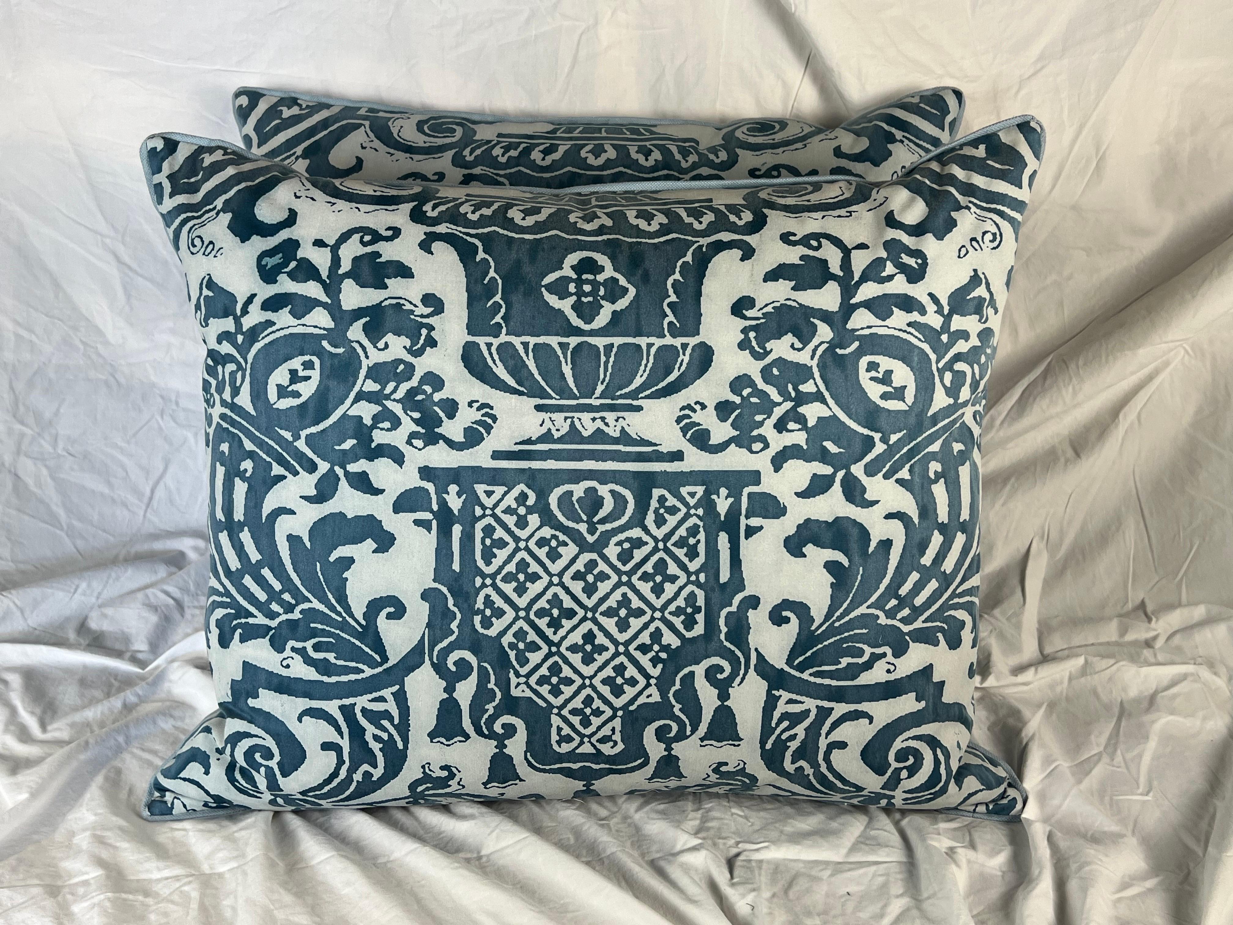 Coppia di cuscini personalizzati in tessuto Fortuny con motivo Carnavalet in blu e bianco. Il design francese ispirato al XVII secolo, con magnifiche e intricate urne da giardino ricche di fiori, è incorniciato da sontuose cornucopie e da elaborate