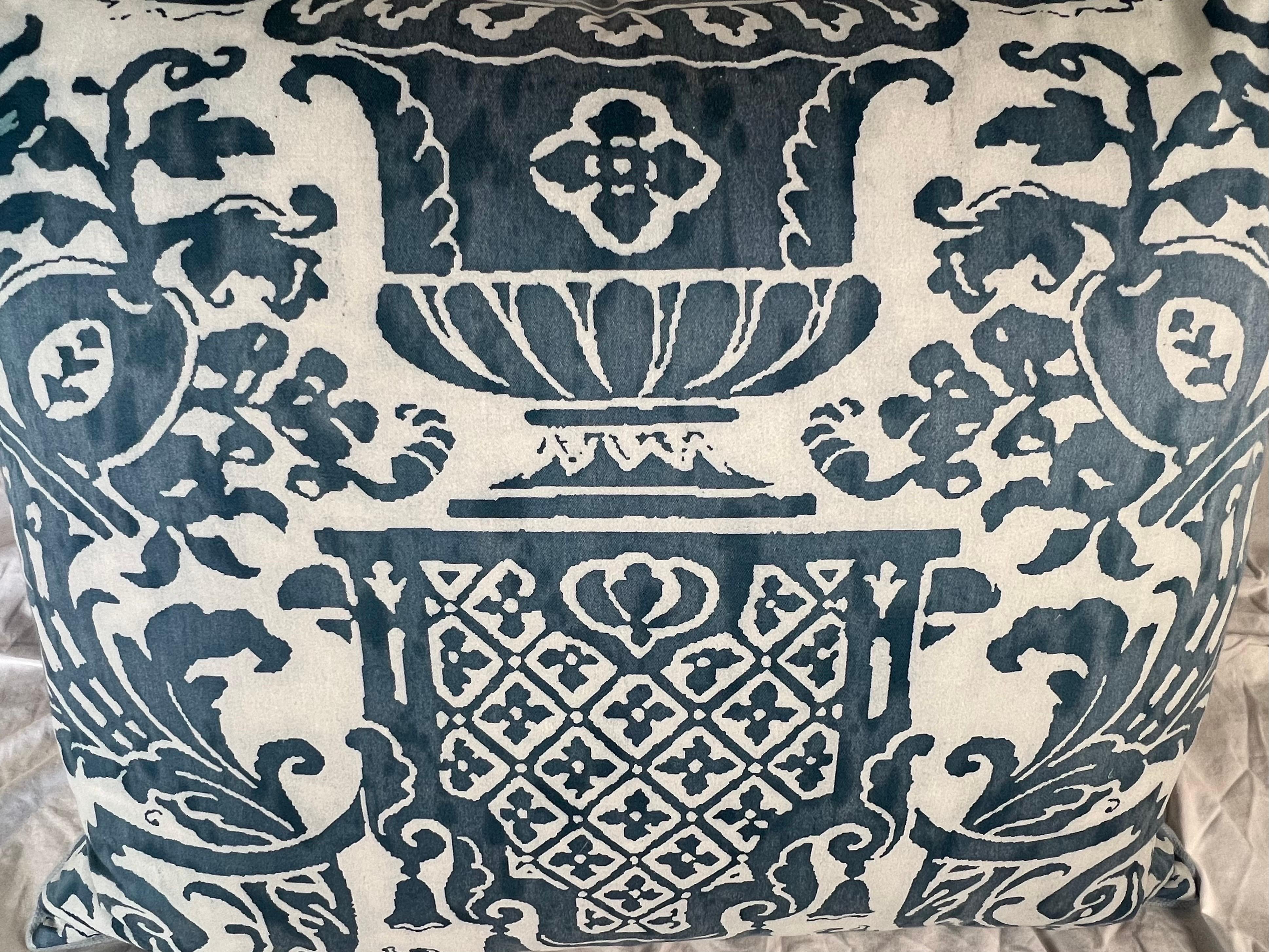Coppia di cuscini Fortuny con motivo Carnavalet in vendita 1