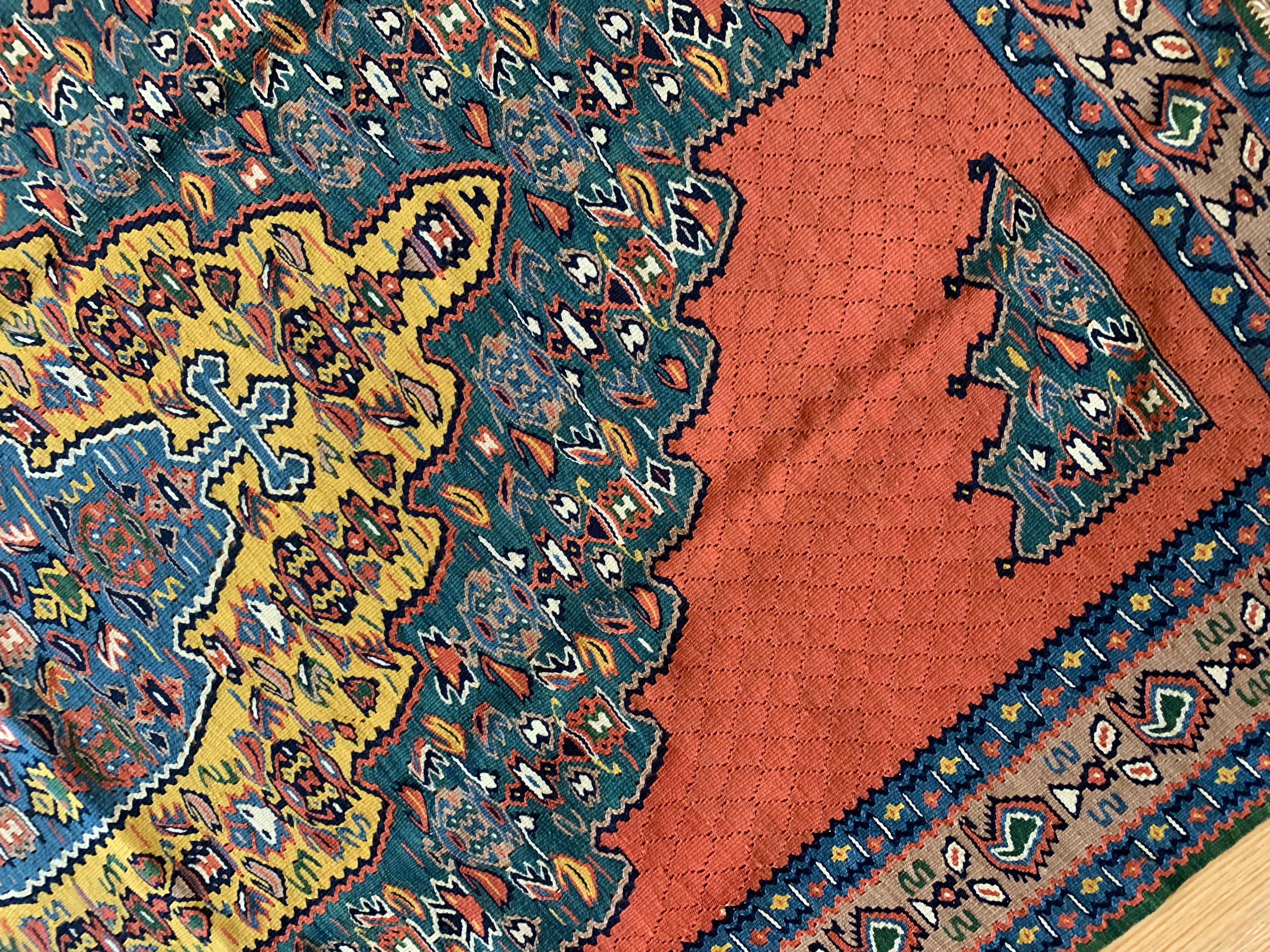 Diese eleganten flachgewebten Teppiche sind wunderschöne handgefertigte Kelimteppiche, die nur aus feinster Wolle und Baumwolle bestehen. Das Design besteht aus einem großen Medaillon mit gelben, blauen und rostroten Akzenten, die in geometrischen