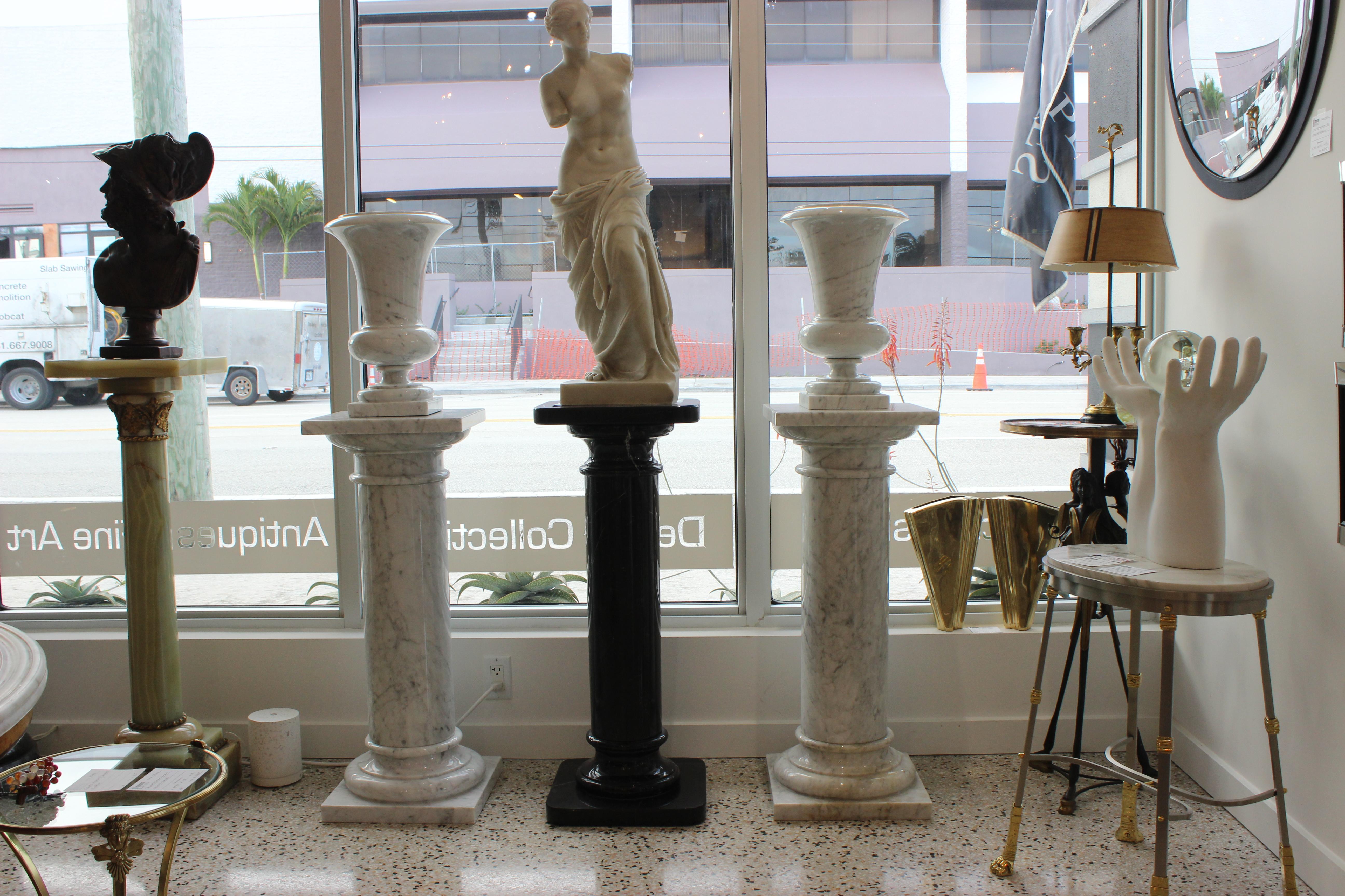 Neoclassical Revival Pair of Carrara White Marble Urns on Stands For Sale