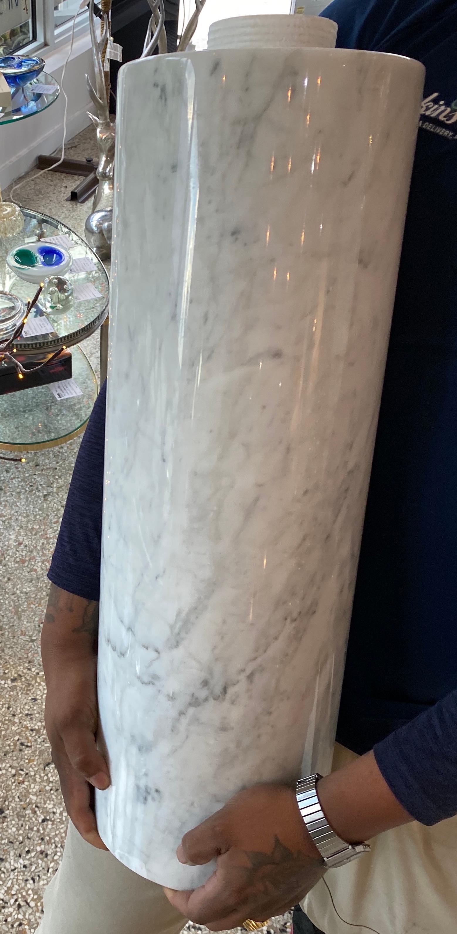 Polished Pair of Carrara White Marble Urns on Stands For Sale
