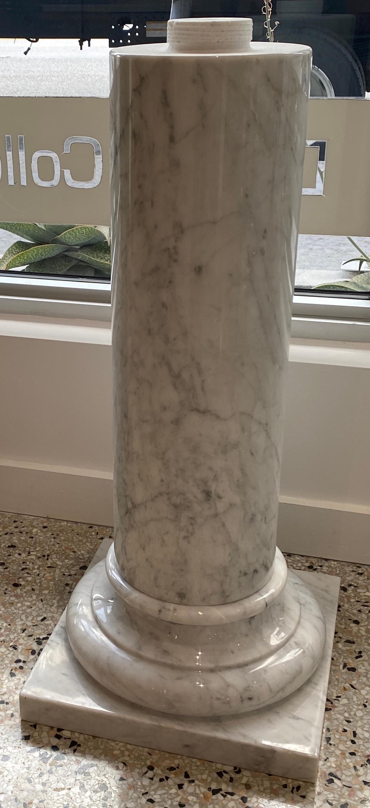 20th Century Pair of Carrara White Marble Urns on Stands For Sale
