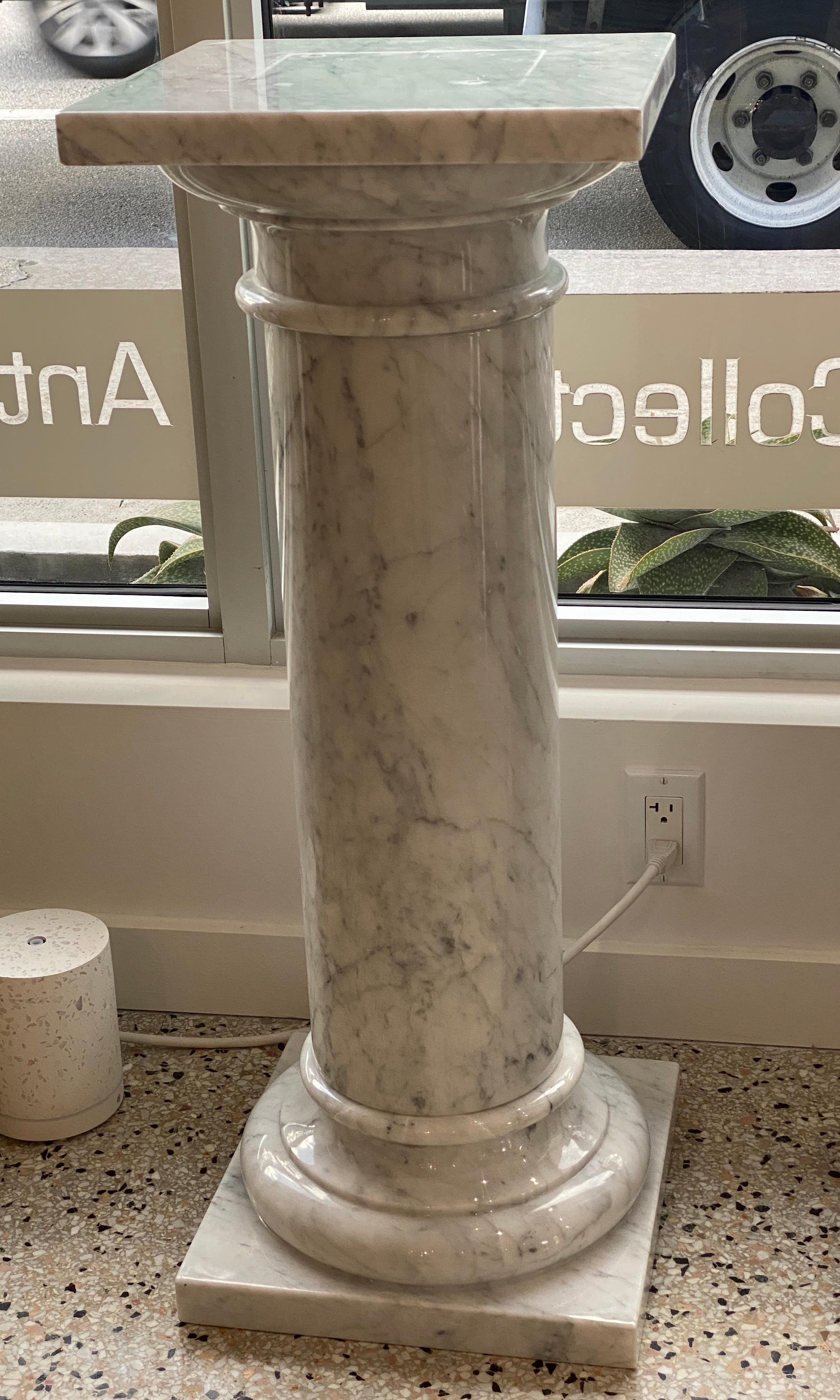 Urnen aus weißem Carrara-Marmor auf Ständern, Paar im Angebot 1