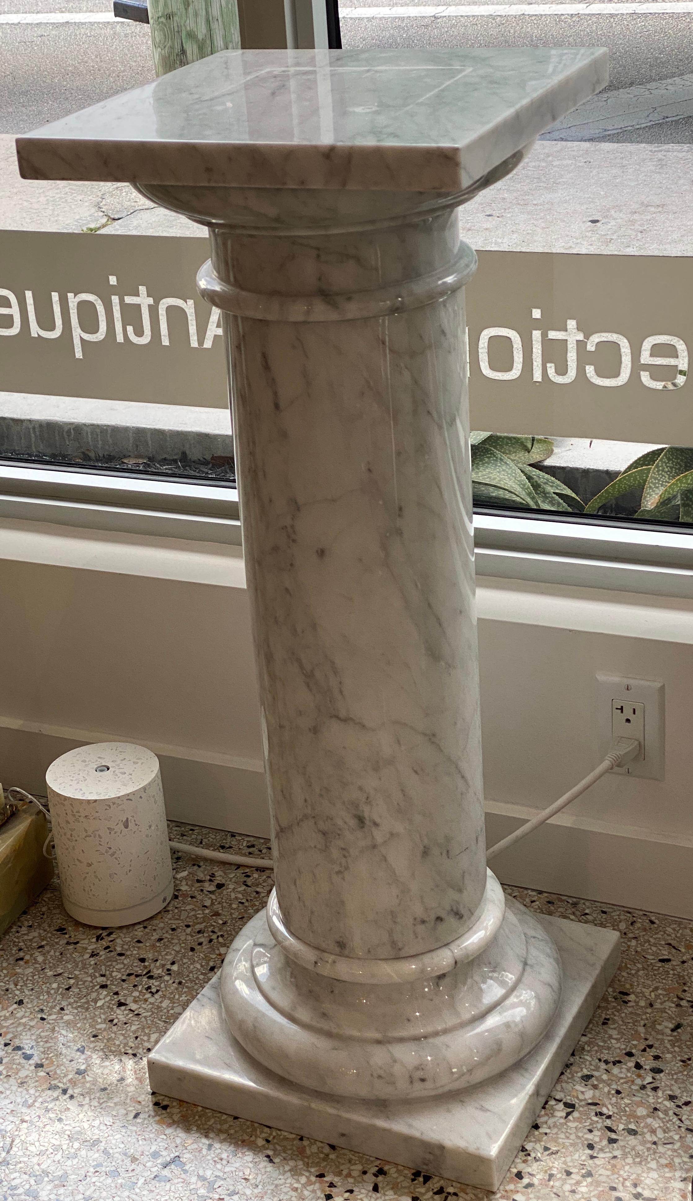 Urnen aus weißem Carrara-Marmor auf Ständern, Paar im Angebot 2