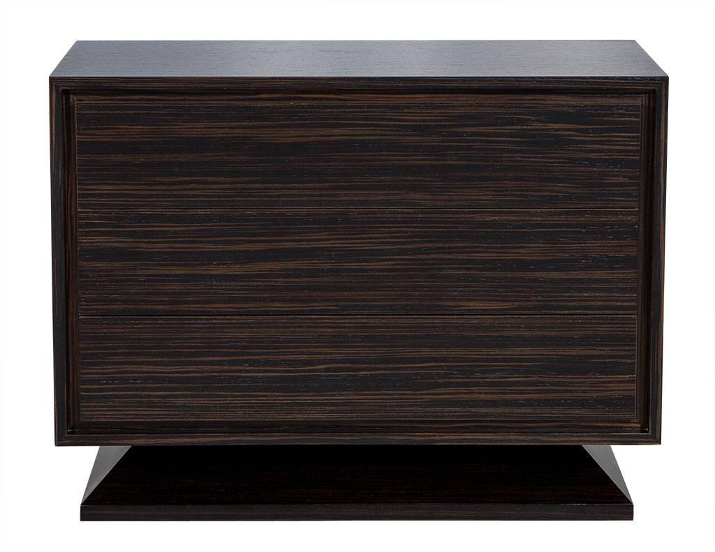 Moderne Paire de tables de nuit en carrocel de Macassar personnalisées en vente