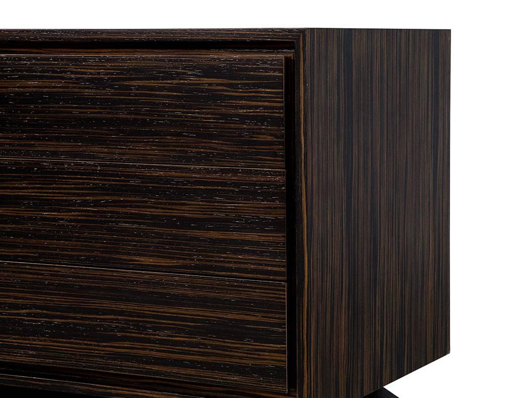 Paire de tables de nuit en carrocel de Macassar personnalisées en vente 1