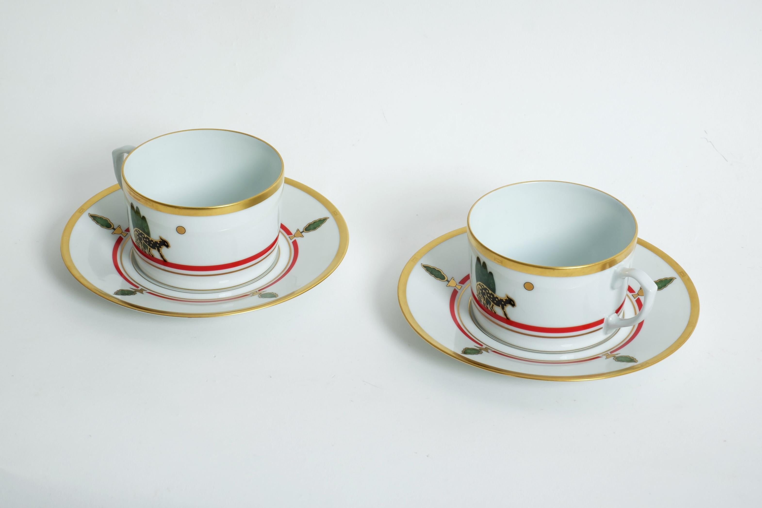 Magnifique ensemble de deux tasses et soucoupes en porcelaine de Limoges de style Art Déco, France 1986.

Décoré de panthères noires et de buissons topiaires.

Bon état. Le bord doré est parfois légèrement frotté ou embué.

Dimensions :
Diamètre du