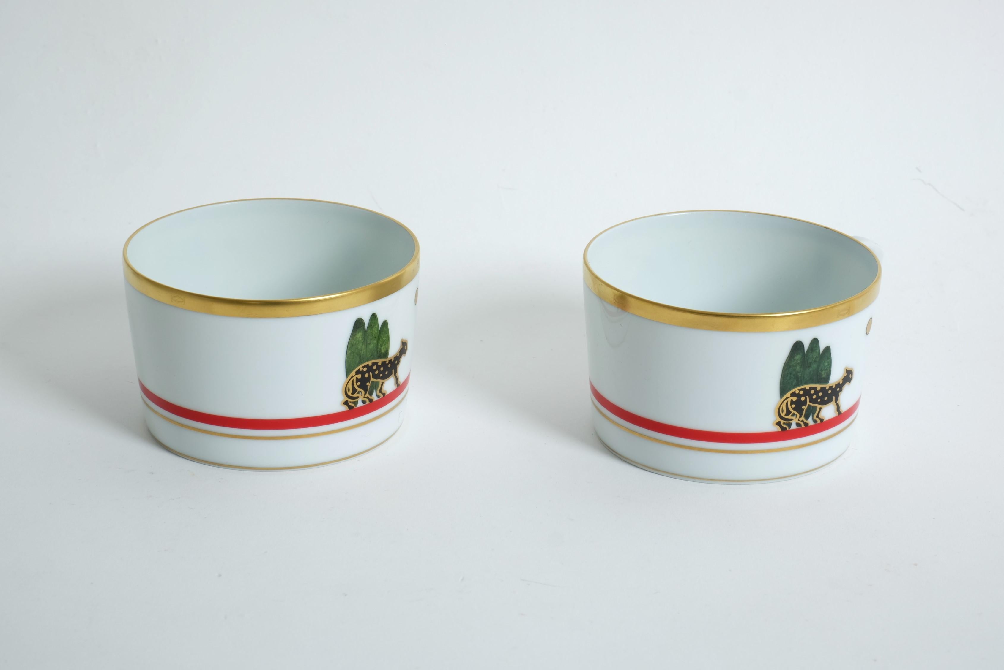 Porcelaine Paire de tasses à thé ou à café Cartier, soucoupes panthère pour porcelaine de Limoges, France en vente