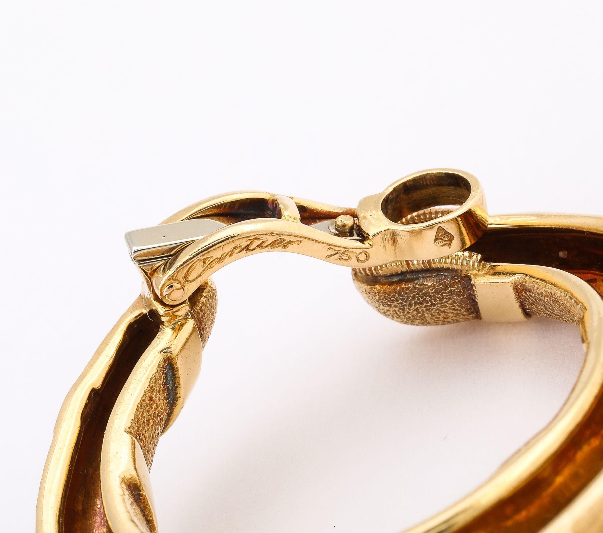 Paar Vintage Cartier Paris zweifarbige Gold-Creolen-Ohrringe im Vintage-Stil im Angebot 7