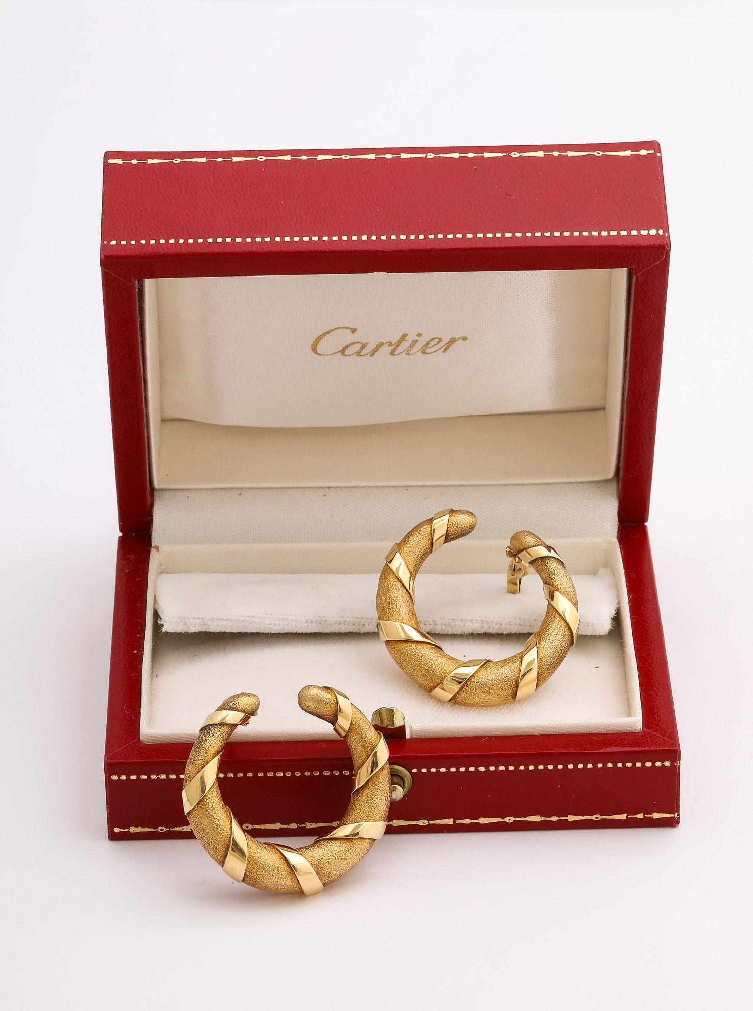 Ein großartiges Paar Cartier-Ohrringe mit einer strukturierten Oberfläche aus Gelbgold, gefolgt von 18-karätigen Goldbändern, die sich um den satinierten Körper winden. Die Ohrringe messen 1.22
