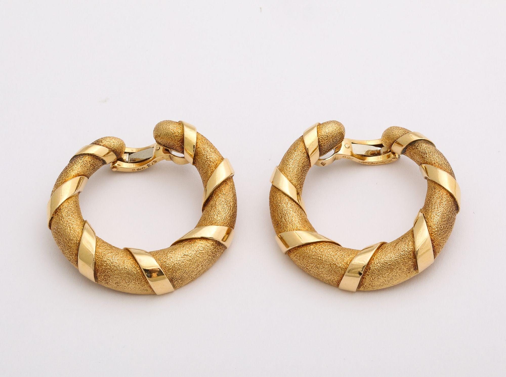 Paar Vintage Cartier Paris zweifarbige Gold-Creolen-Ohrringe im Vintage-Stil im Zustand „Gut“ im Angebot in New York, NY