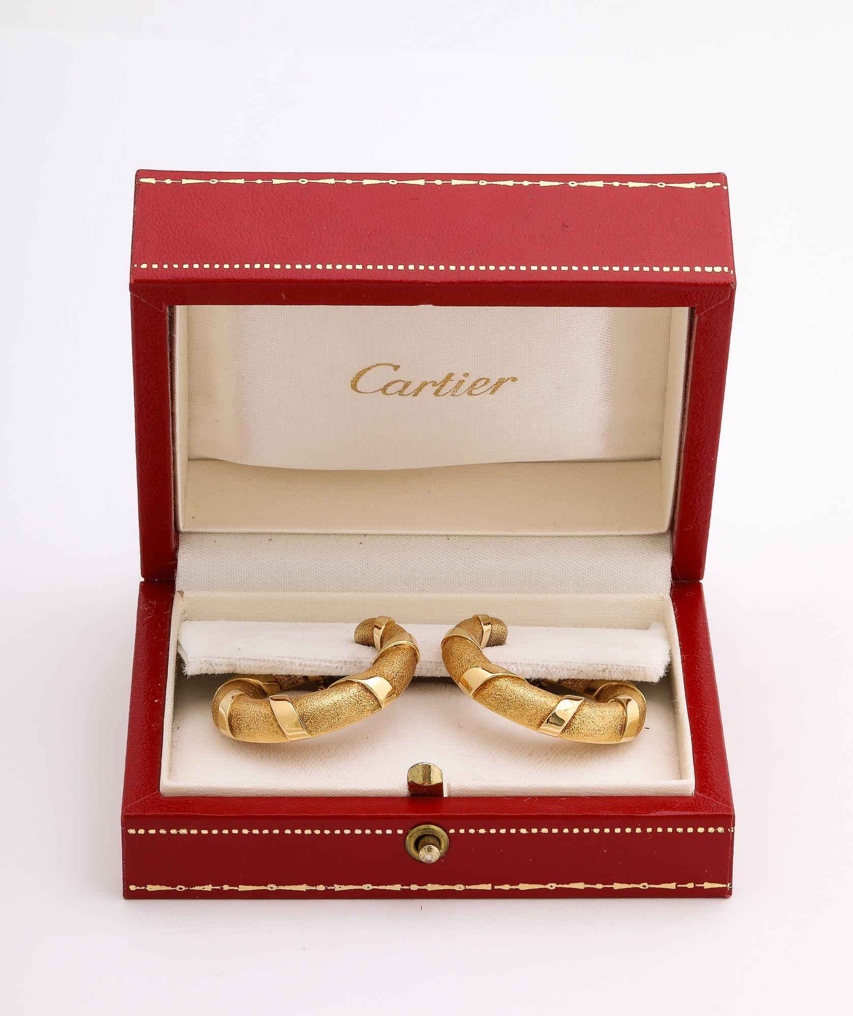 Paar Vintage Cartier Paris zweifarbige Gold-Creolen-Ohrringe im Vintage-Stil Damen im Angebot