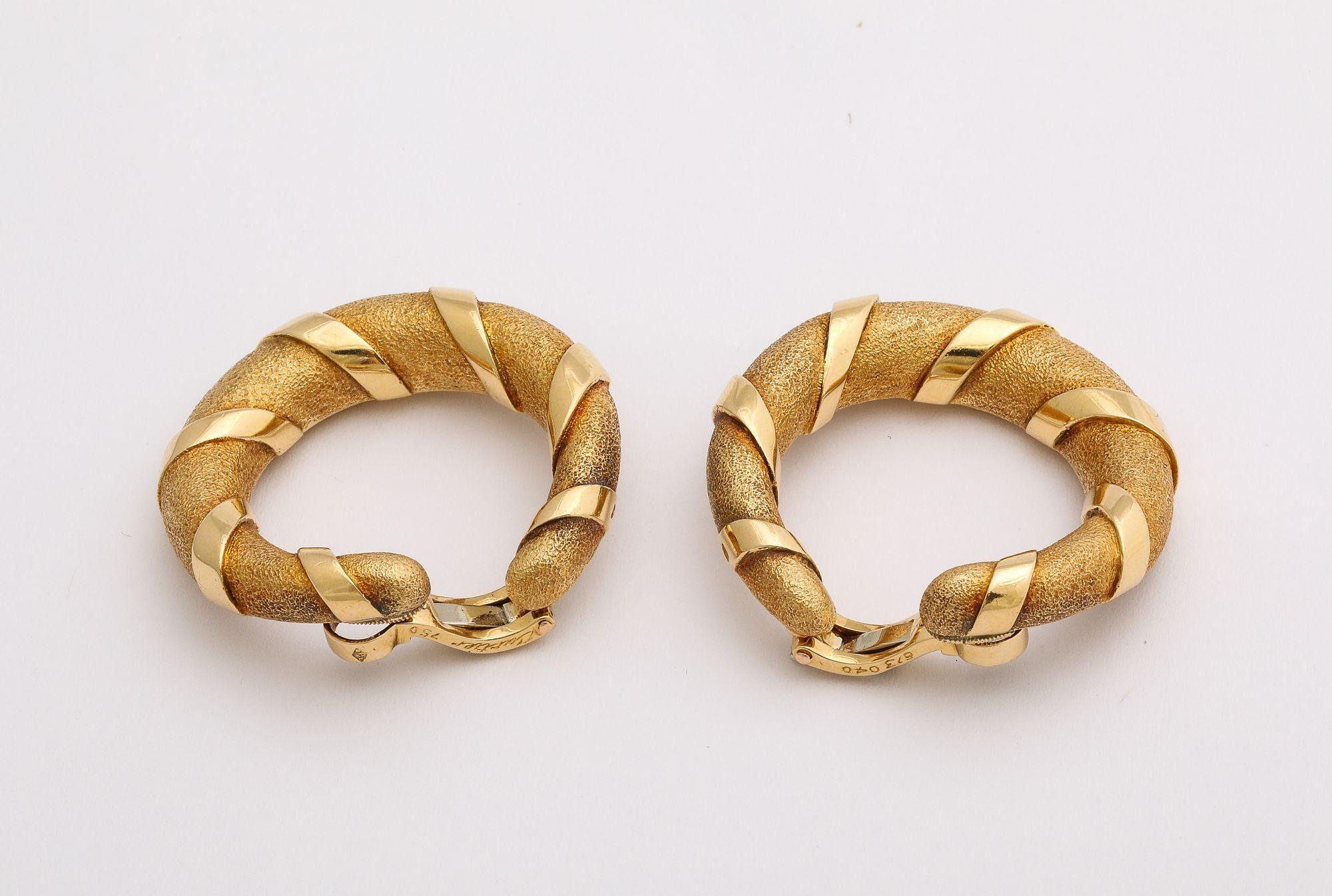 Paar Vintage Cartier Paris zweifarbige Gold-Creolen-Ohrringe im Vintage-Stil im Angebot 1