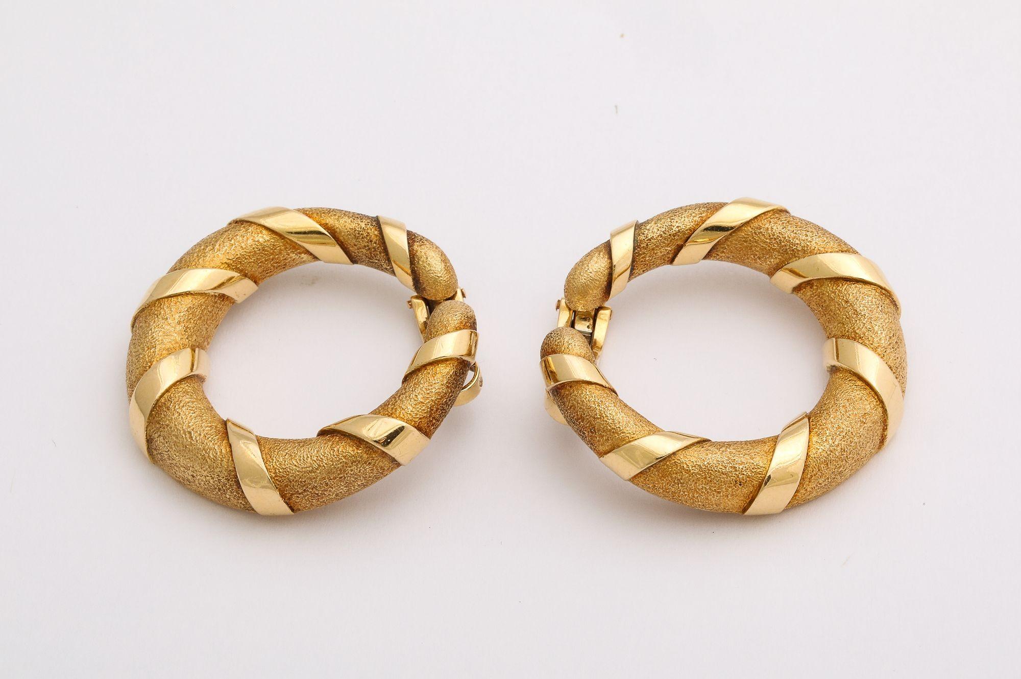Paar Vintage Cartier Paris zweifarbige Gold-Creolen-Ohrringe im Vintage-Stil im Angebot 2