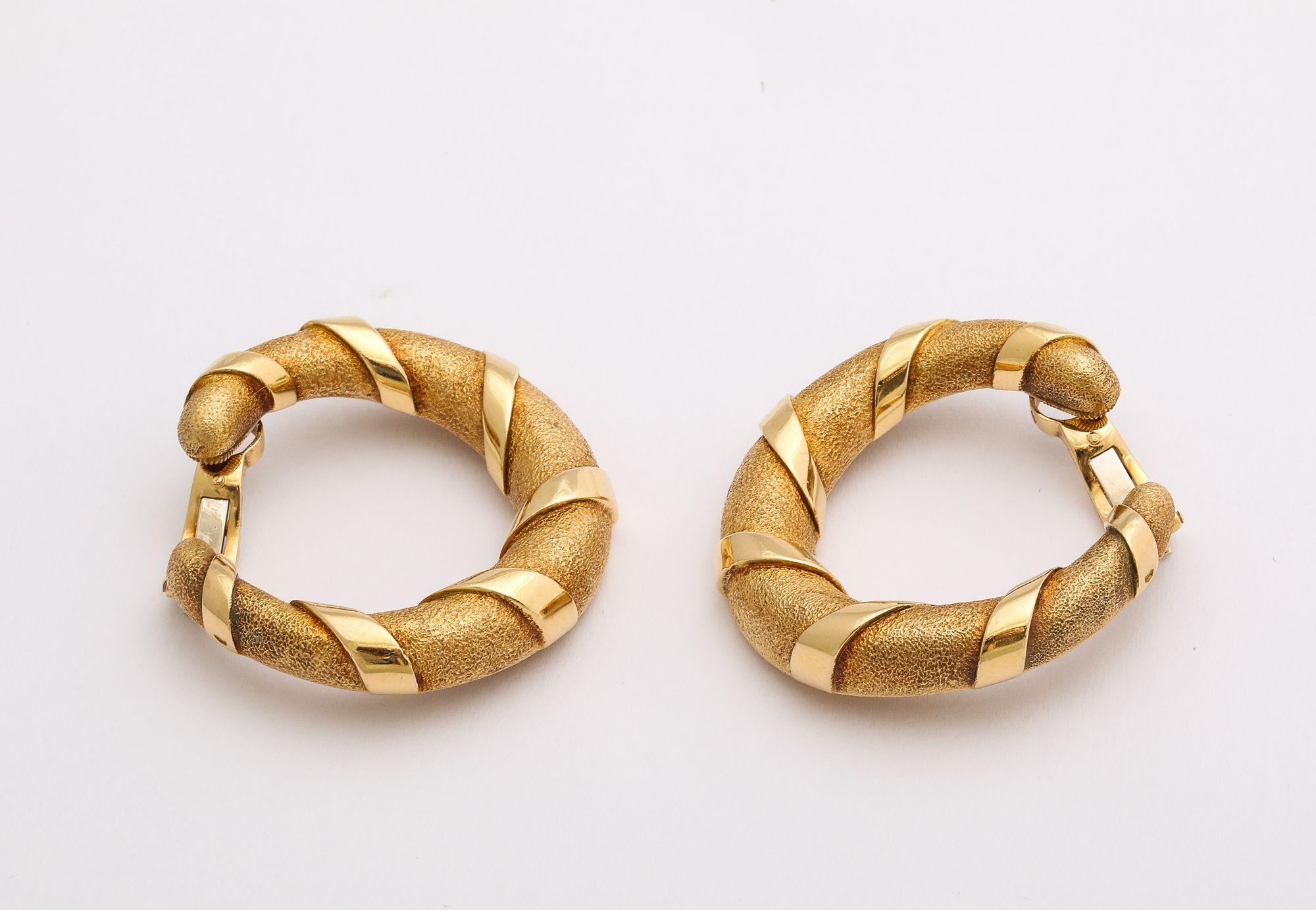 Paar Vintage Cartier Paris zweifarbige Gold-Creolen-Ohrringe im Vintage-Stil im Angebot 3