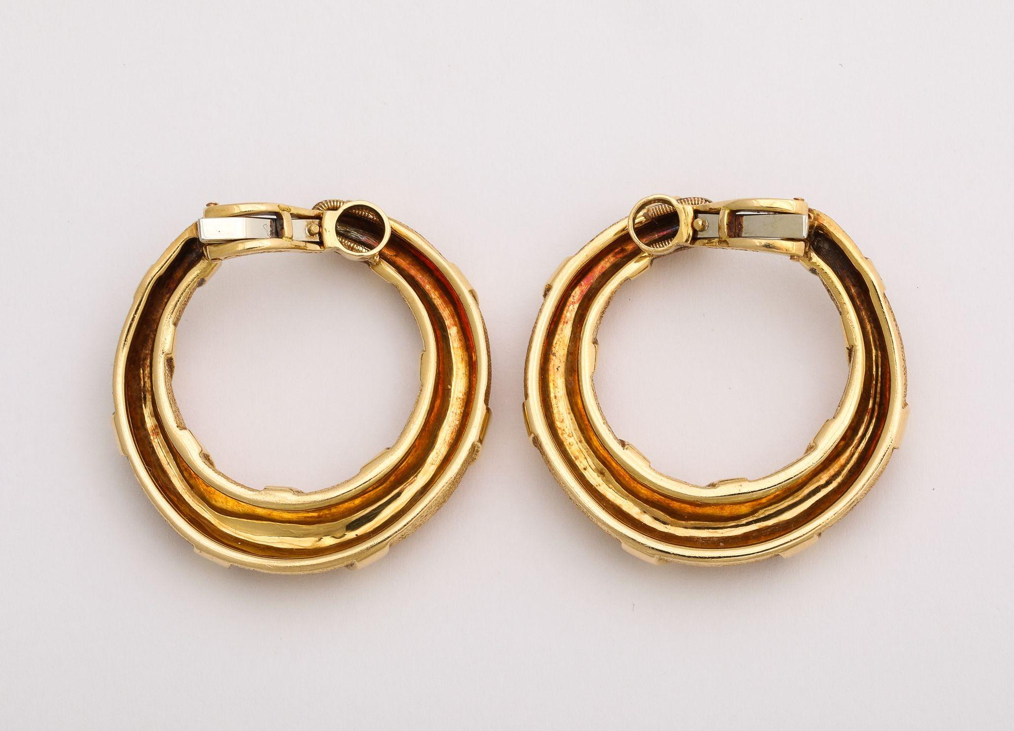 Paar Vintage Cartier Paris zweifarbige Gold-Creolen-Ohrringe im Vintage-Stil im Angebot 4