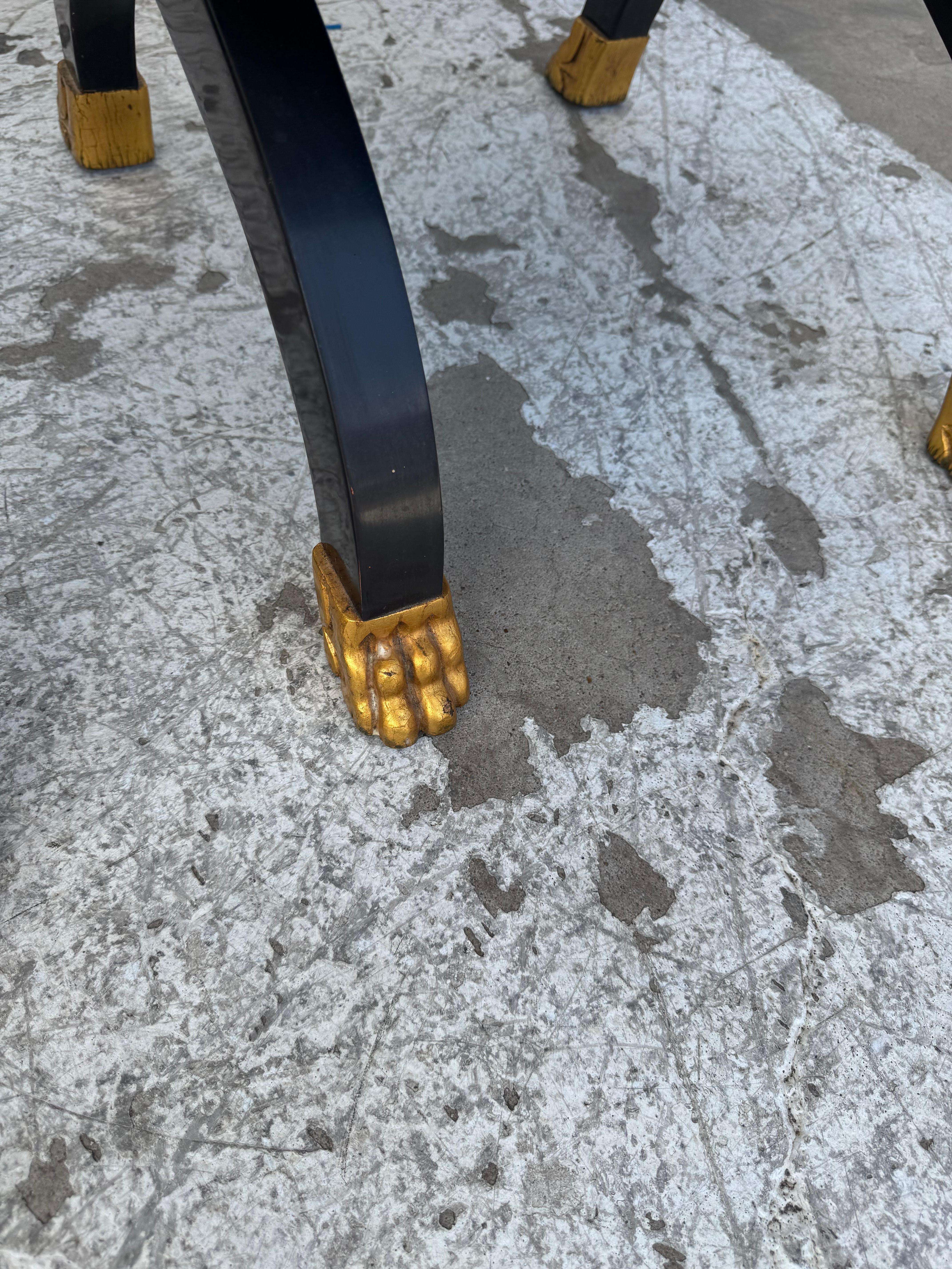 Coppia di poggiapiedi Carule con teste e piedi di leone dorati In condizioni buone in vendita a Pasadena, TX