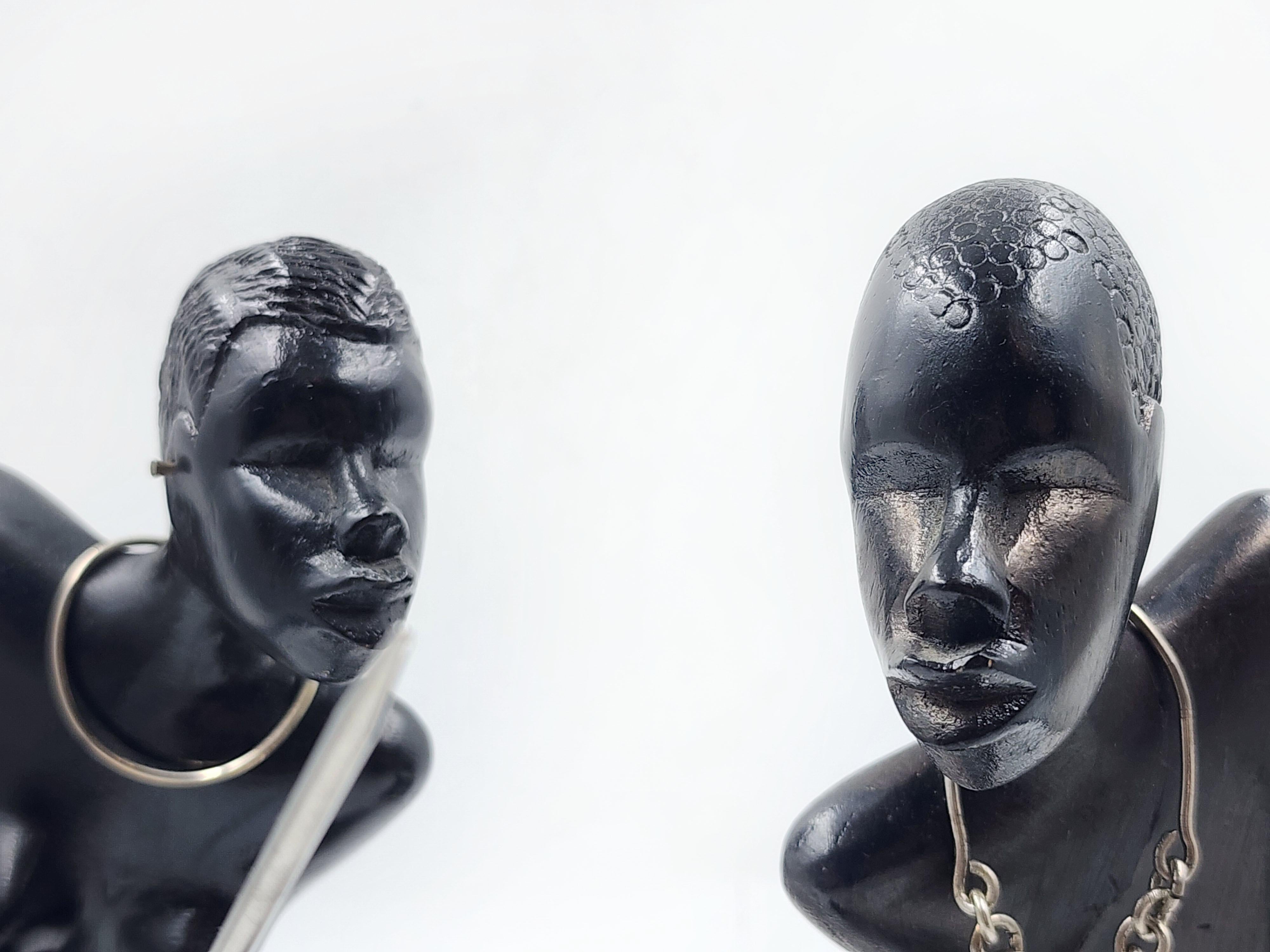 Pareja de africanos tallados por Karl Hagenauer
Cada pieza, meticulosamente elaborada, representa una figura africana masculina y femenina en una pose de elegante serenidad. Captan la esencia de la estética de Karl Hagenauer, fusionando elementos de
