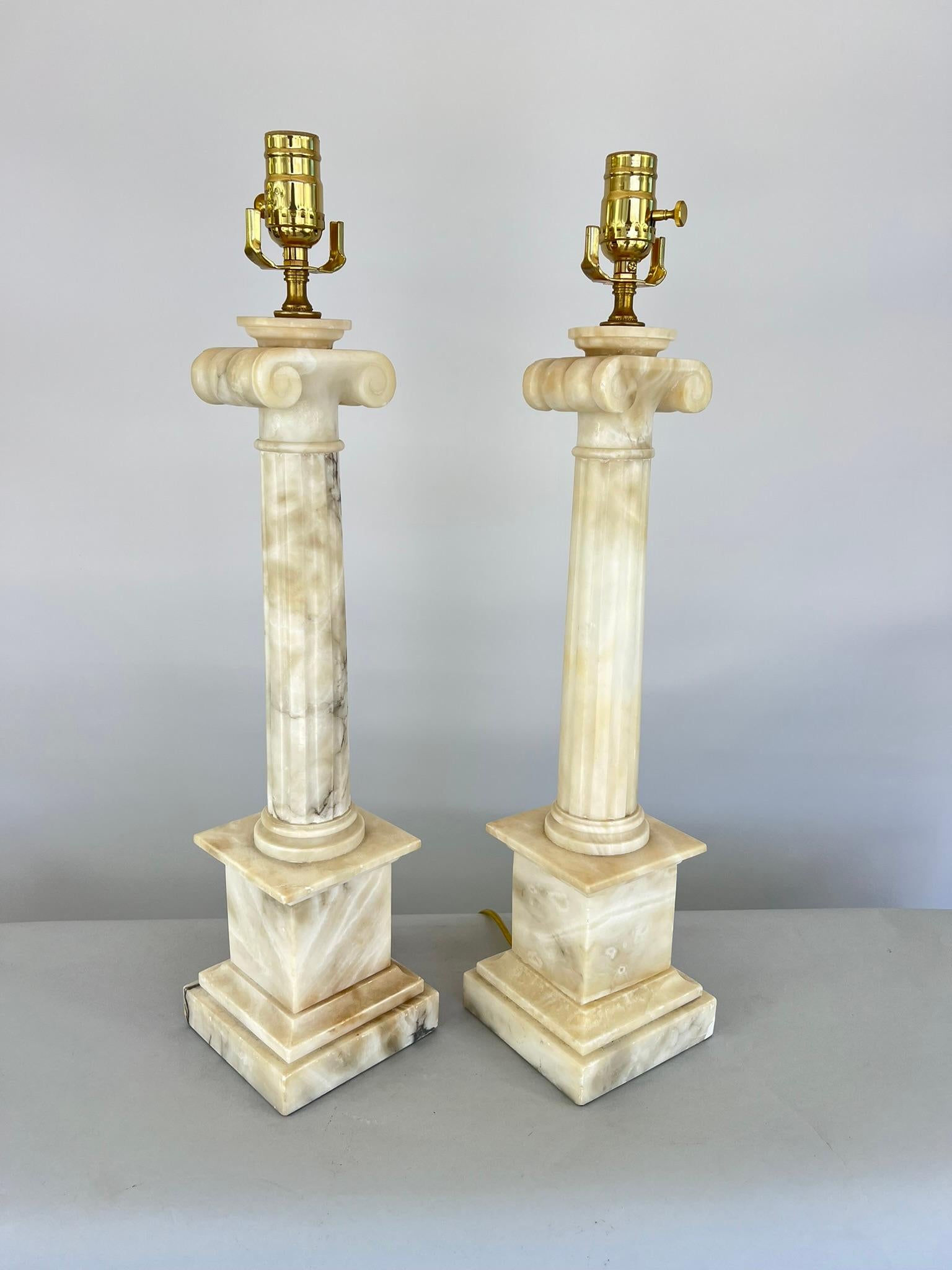 Neoclassico Coppia di lampade colonnari in alabastro intagliato con capitelli ionici in vendita