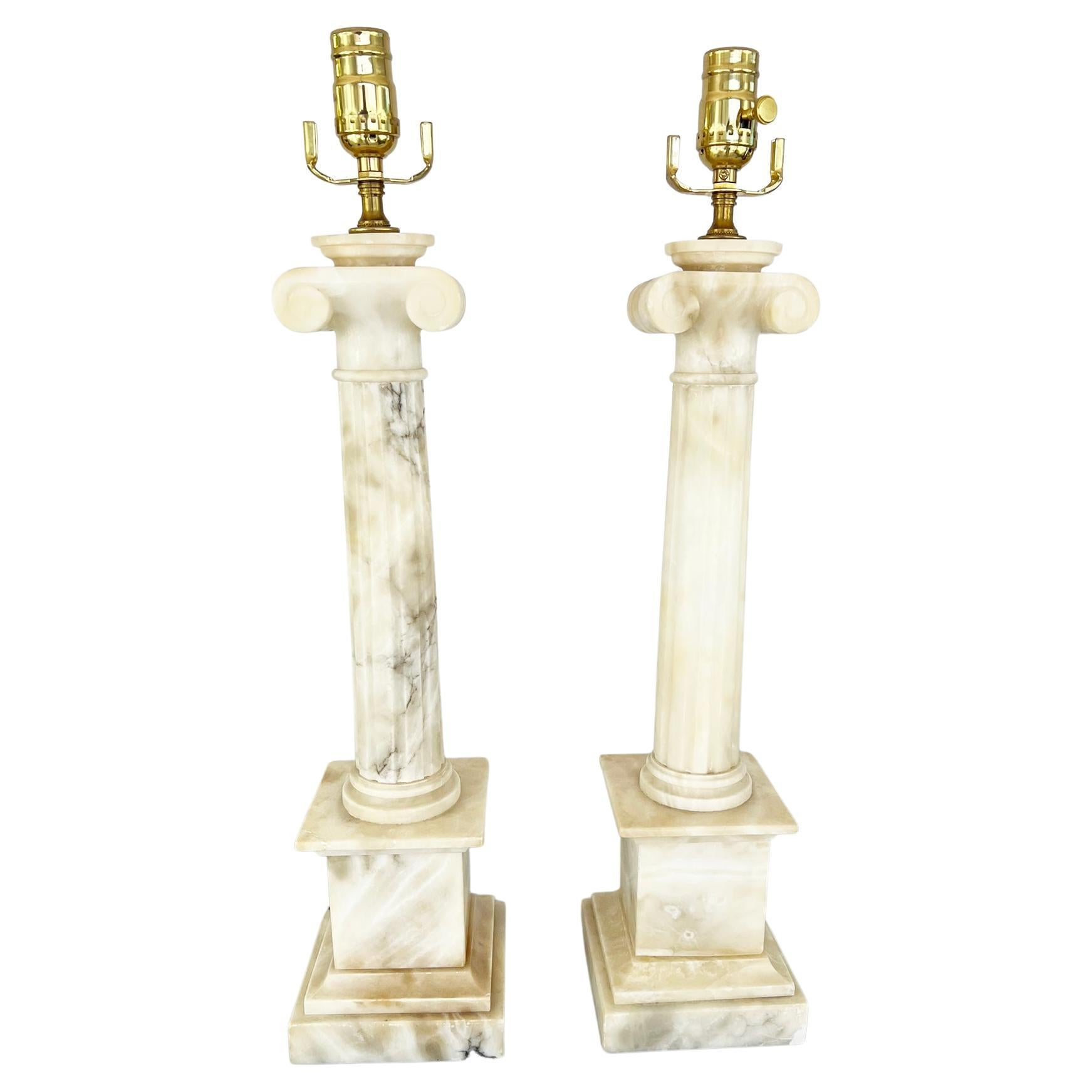 Paire de lampes colonnaires en albâtre sculpté avec chapiteaux ioniques