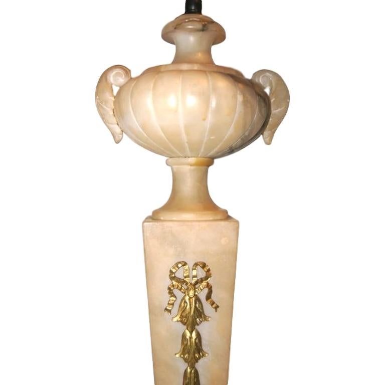 Coppia di lampade in alabastro intagliato In condizioni buone in vendita a New York, NY