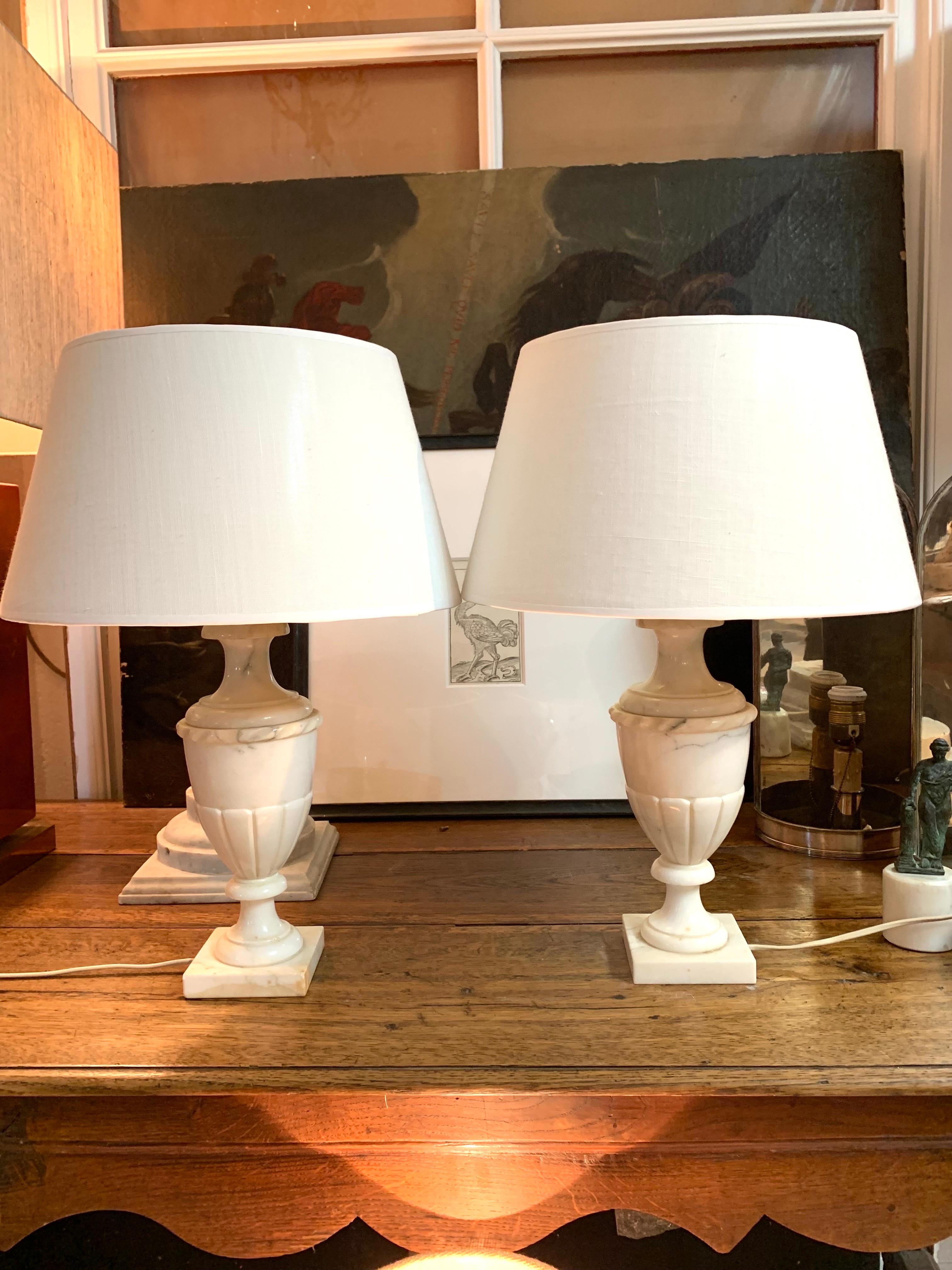 Paire de lampes de table en albâtre sculpté en vente 2