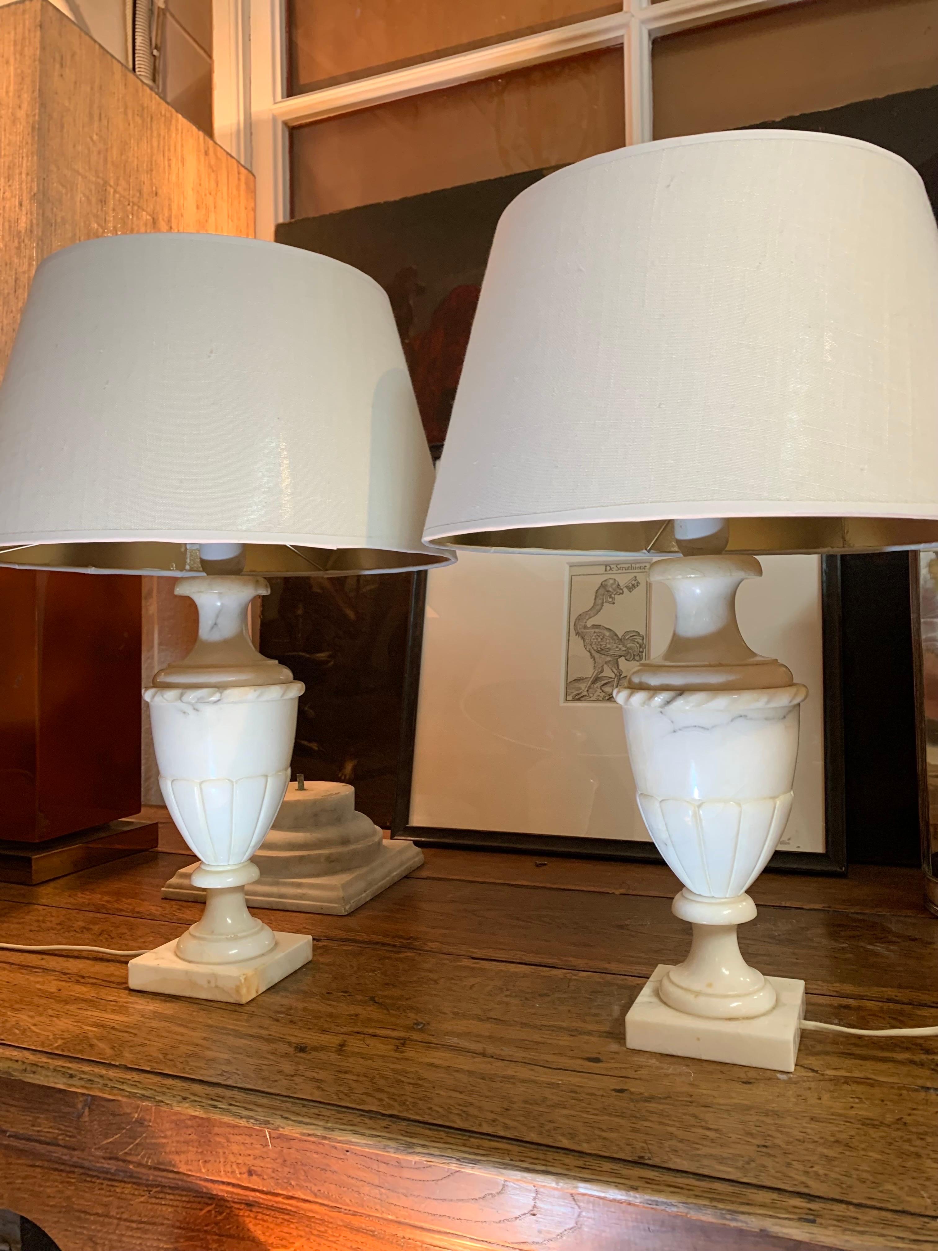 Paire de lampes de table en albâtre sculpté en vente 3