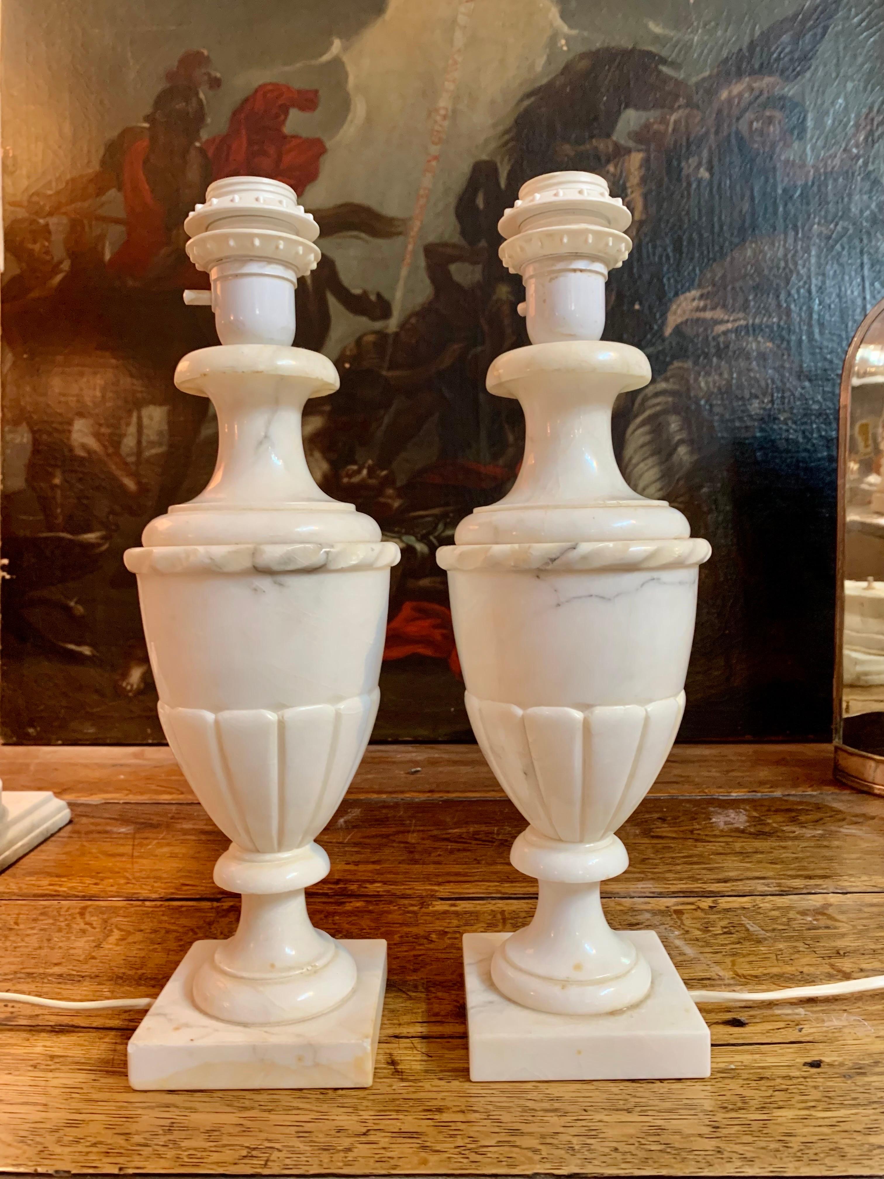 Paire de lampes de table en albâtre sculpté en vente 4