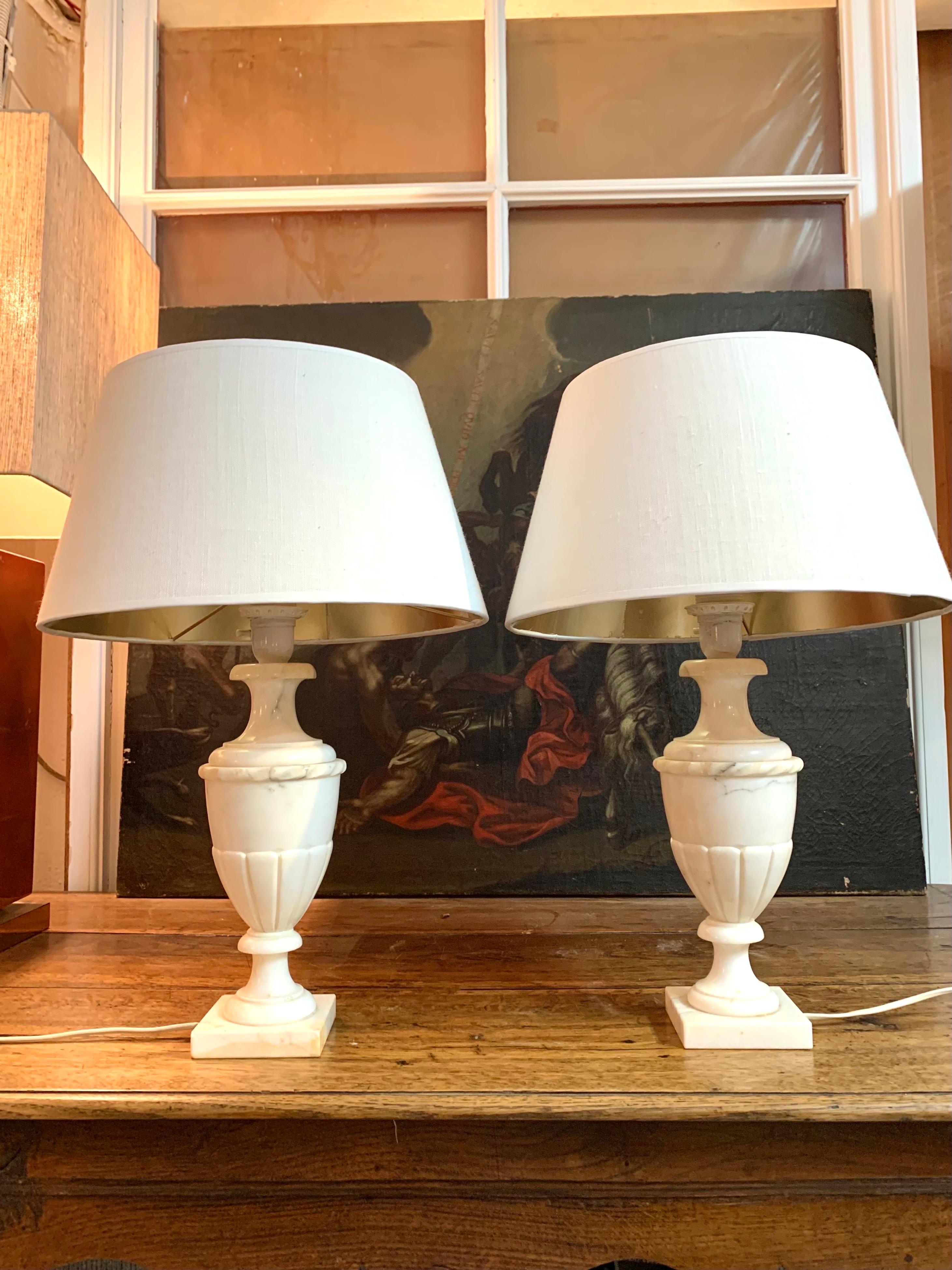 Paire de lampes de table en albâtre sculpté en vente 5