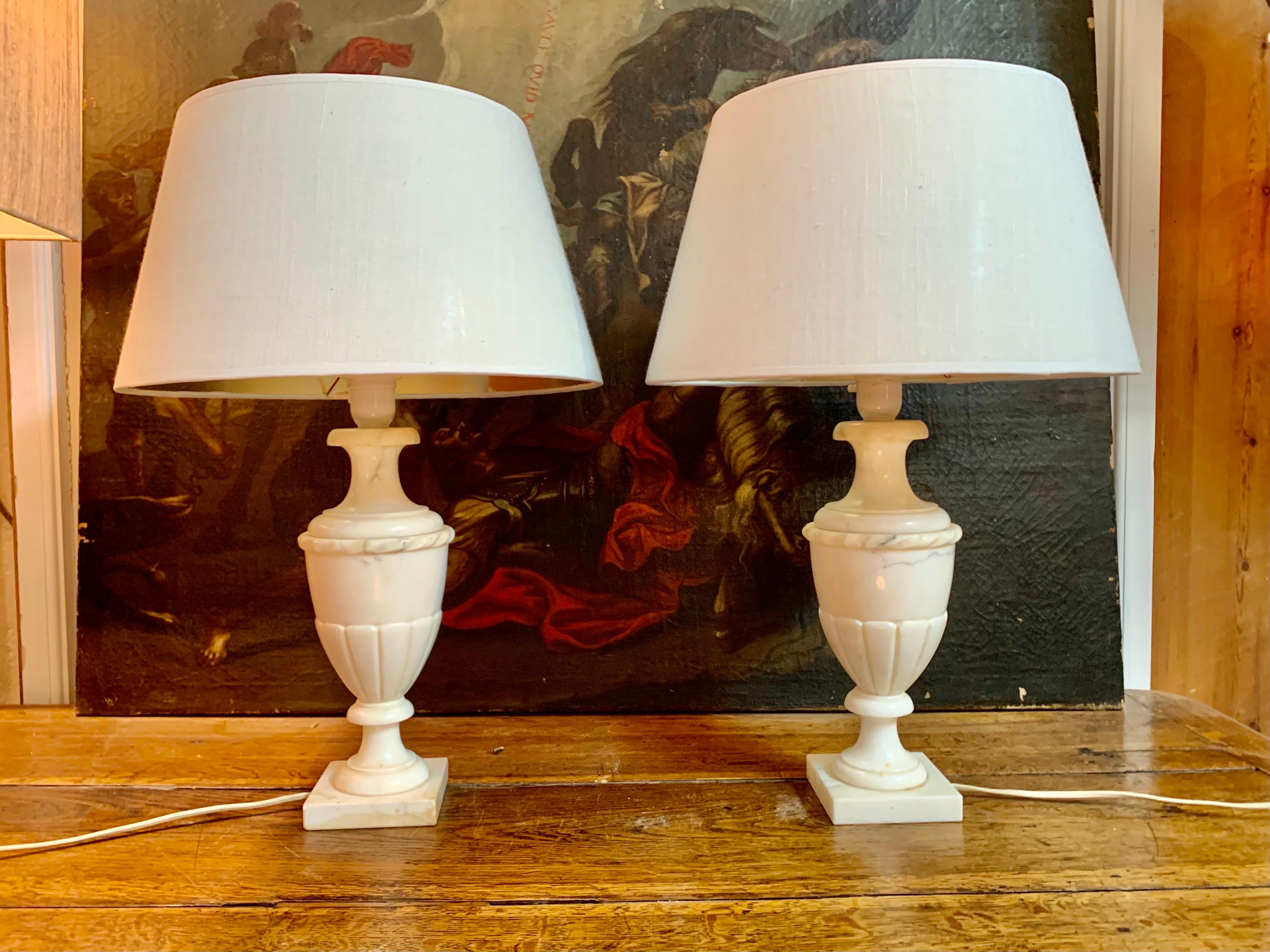 Paire de lampes de table en albâtre sculpté en vente 6