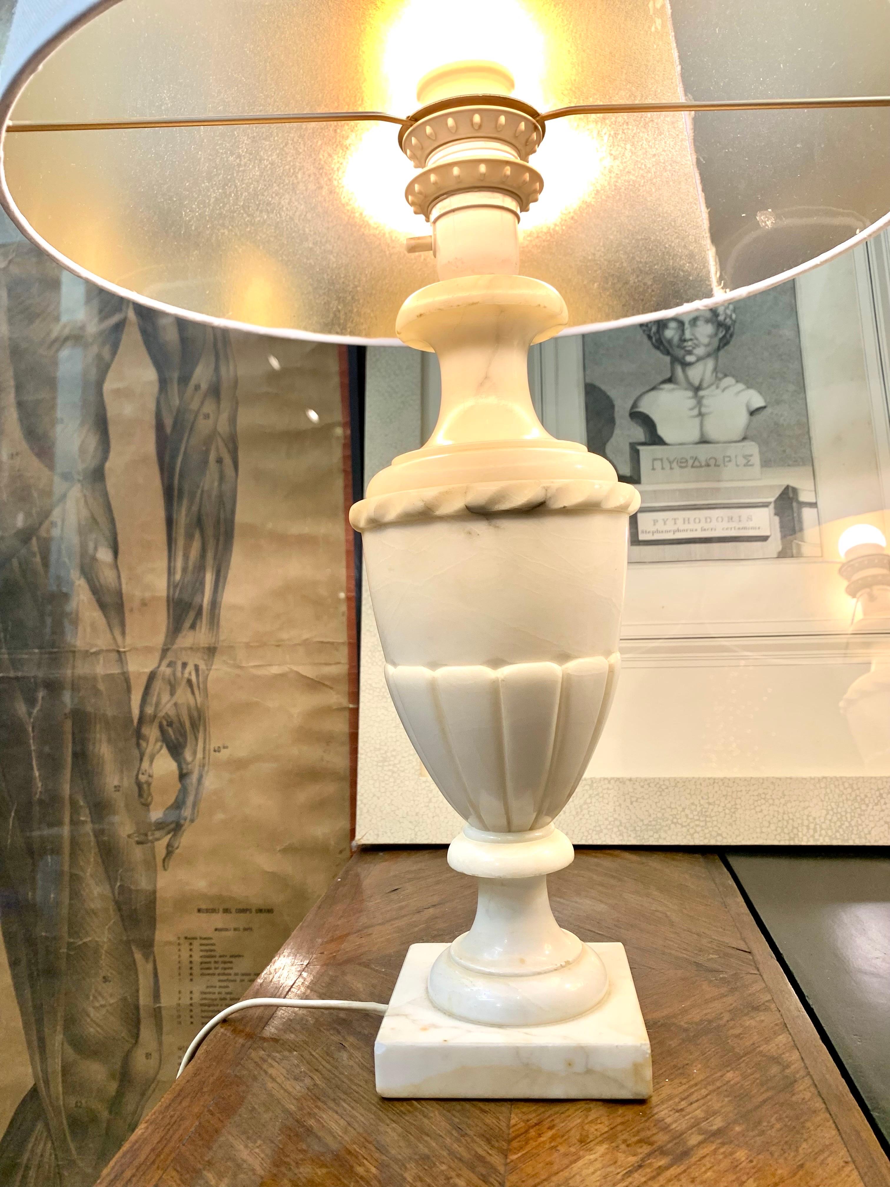 Paire de lampes de table en albâtre sculpté en vente 7