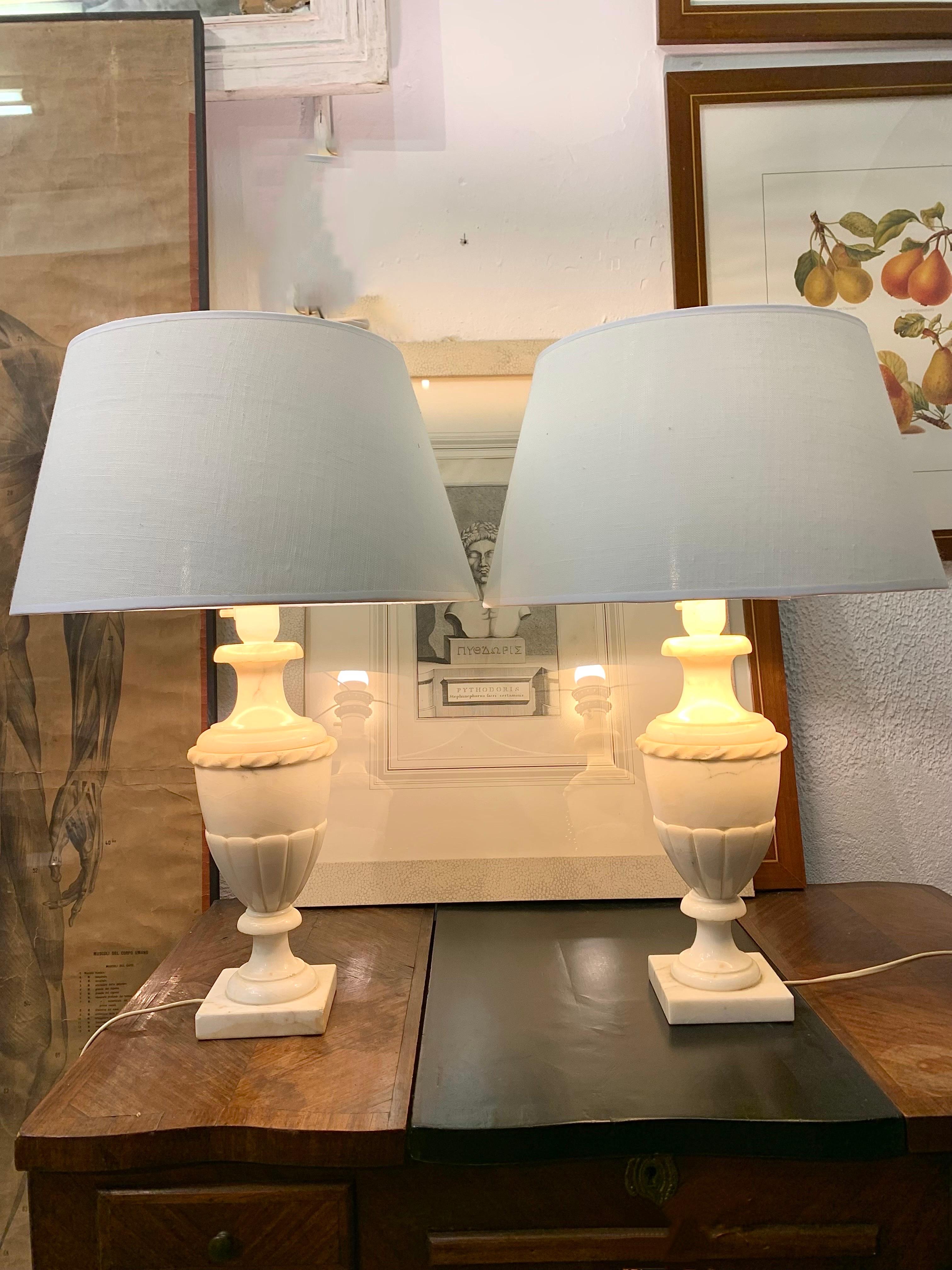 Paire de lampes de table en albâtre sculpté en vente 8