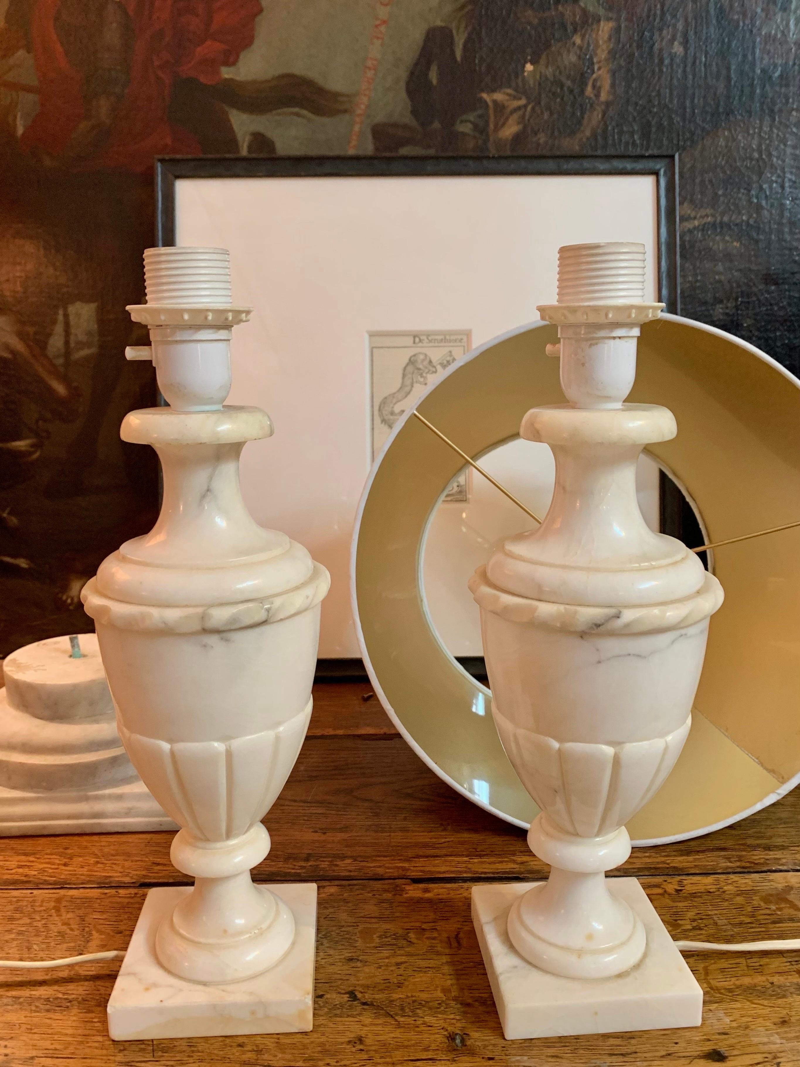 Paire de lampes de table en albâtre sculpté en vente 9