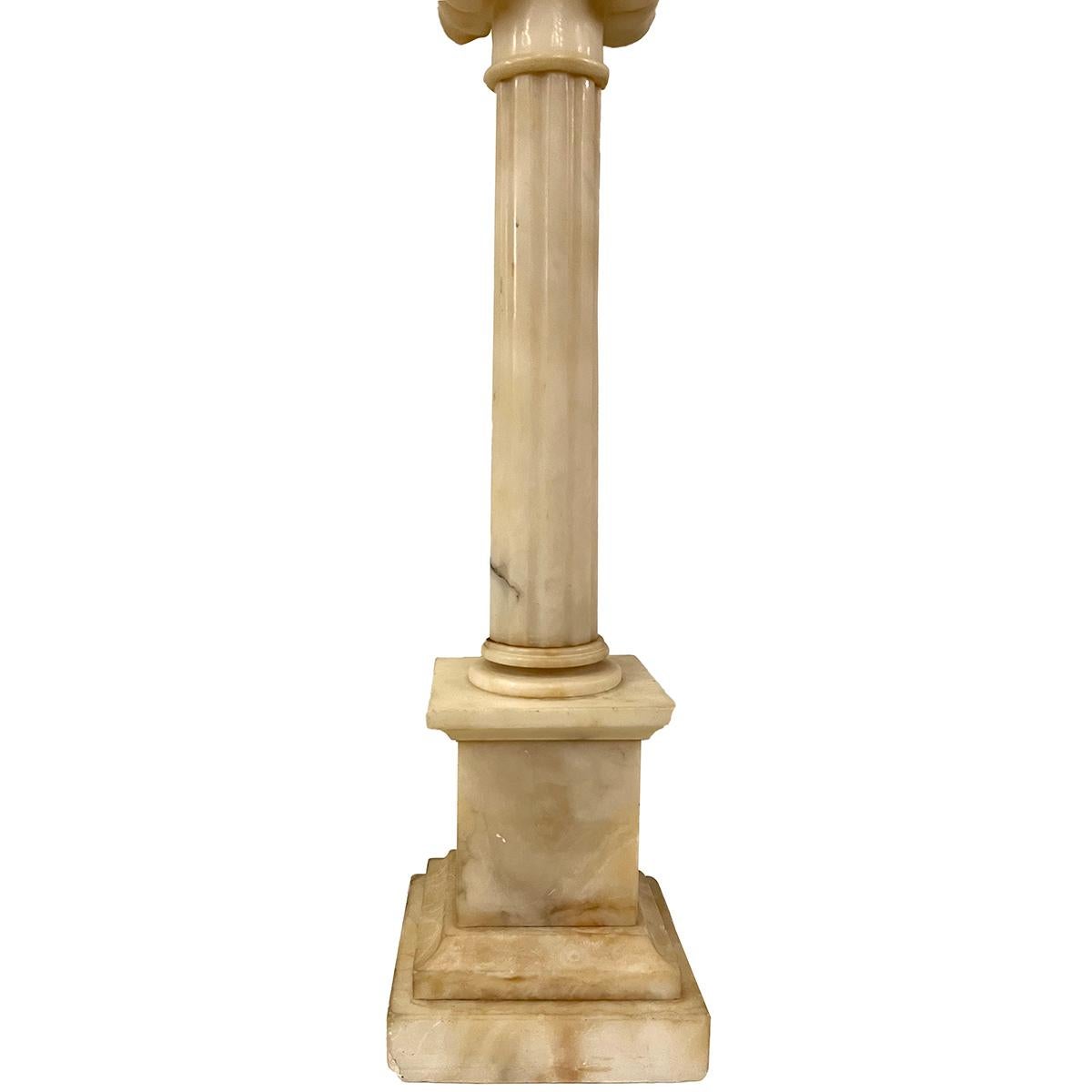 Sculpté à la main Paire de lampes de table en albâtre sculpté en vente