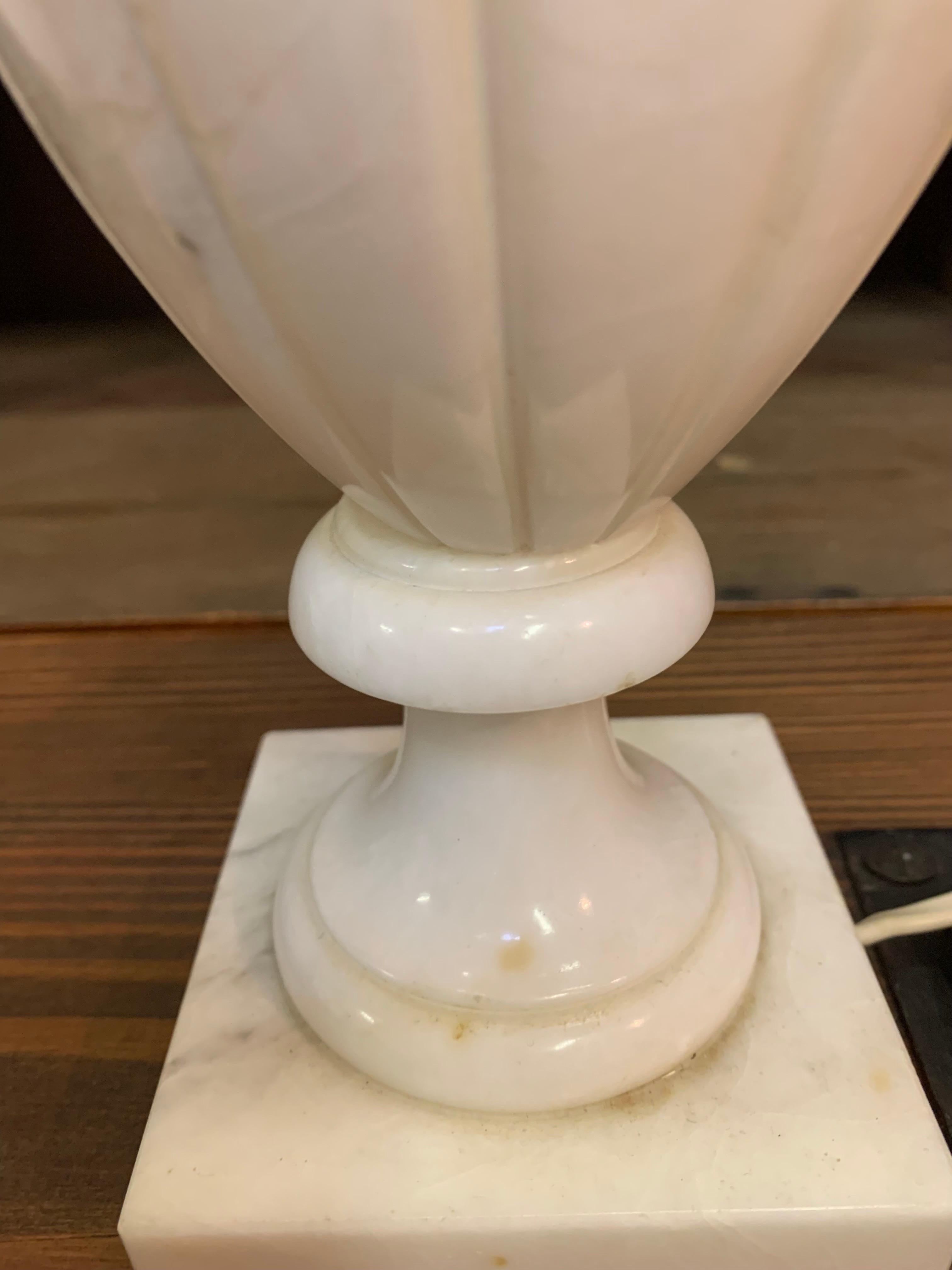Espagnol Paire de lampes de table en albâtre sculpté en vente