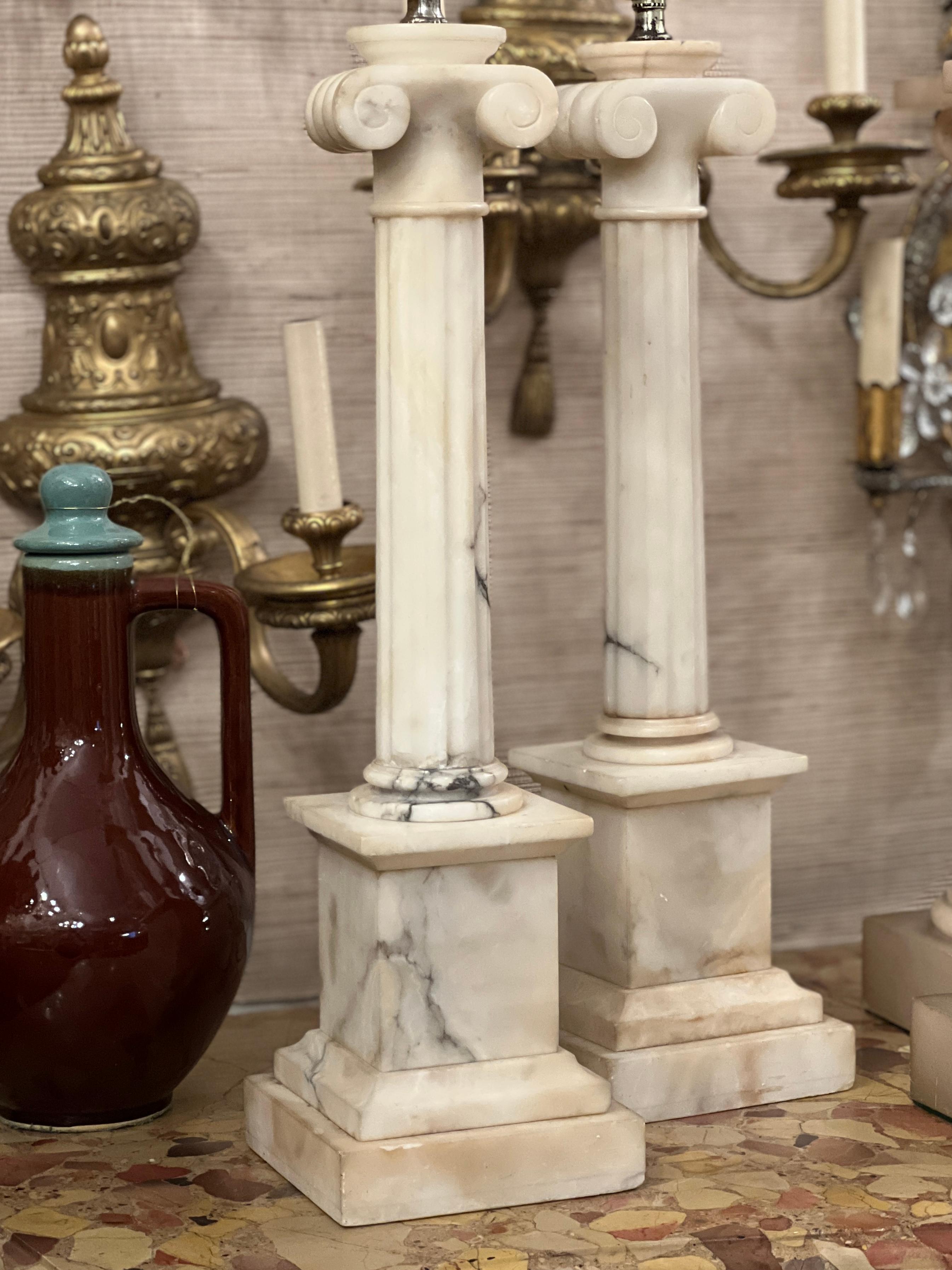 Paar geschnitzte Alabaster-Tischlampen im Zustand „Gut“ im Angebot in New York, NY