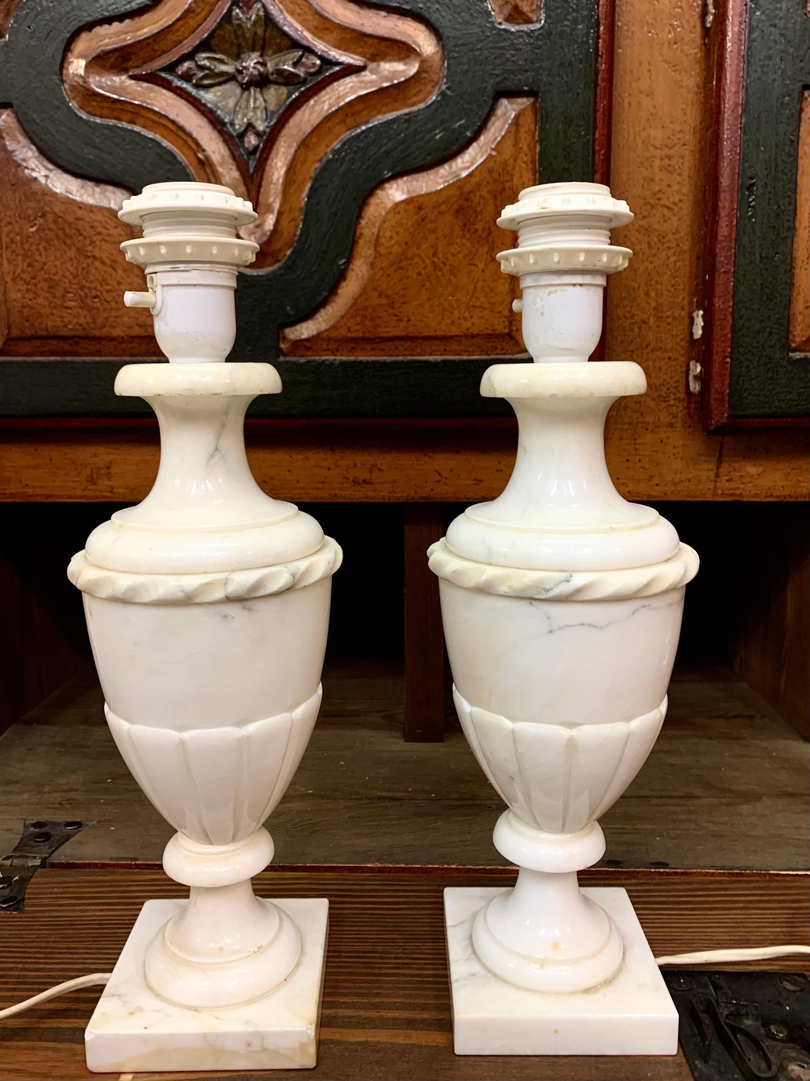 Sculpté Paire de lampes de table en albâtre sculpté en vente
