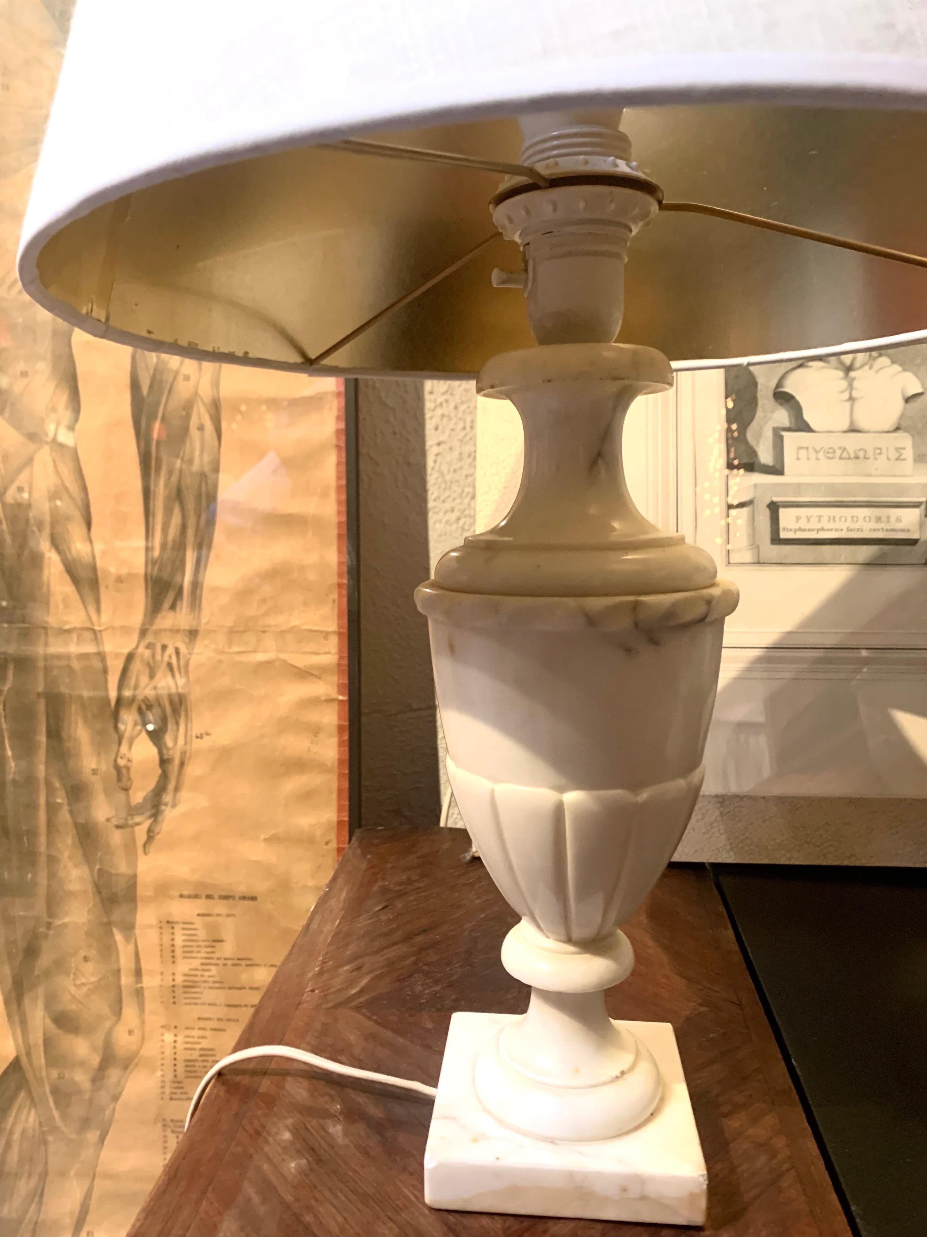 20ième siècle Paire de lampes de table en albâtre sculpté en vente