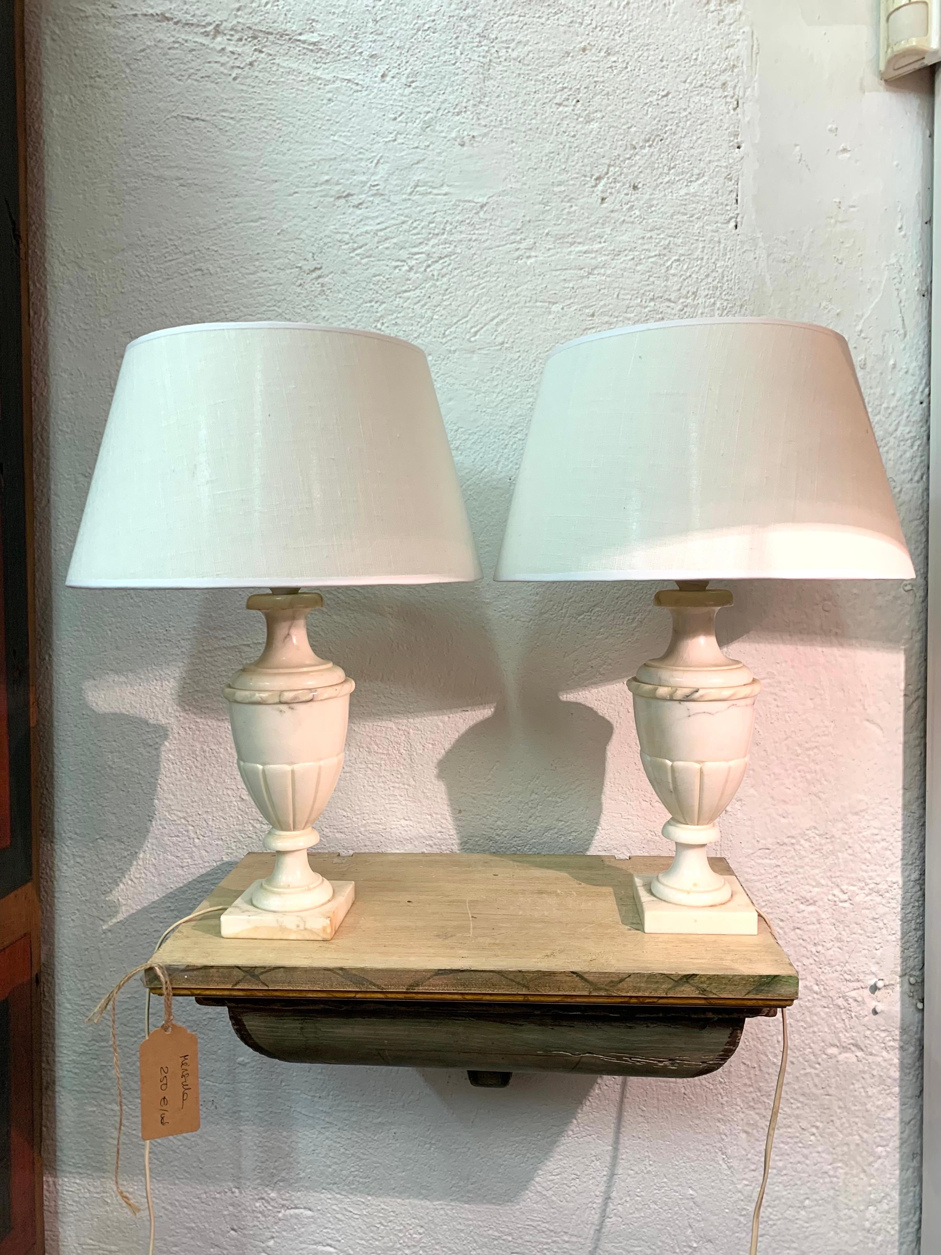 Albâtre Paire de lampes de table en albâtre sculpté en vente