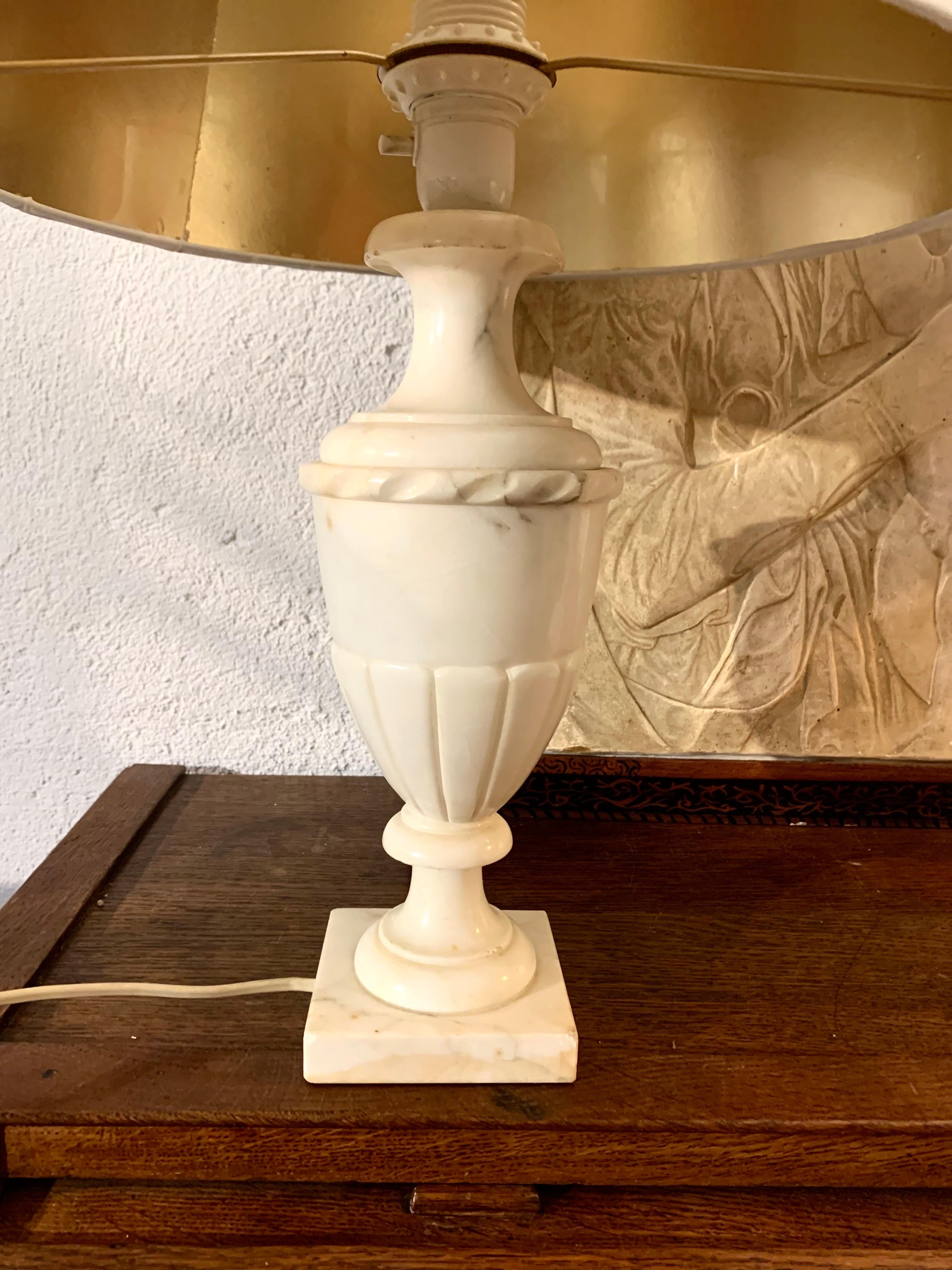 Paire de lampes de table en albâtre sculpté en vente 1