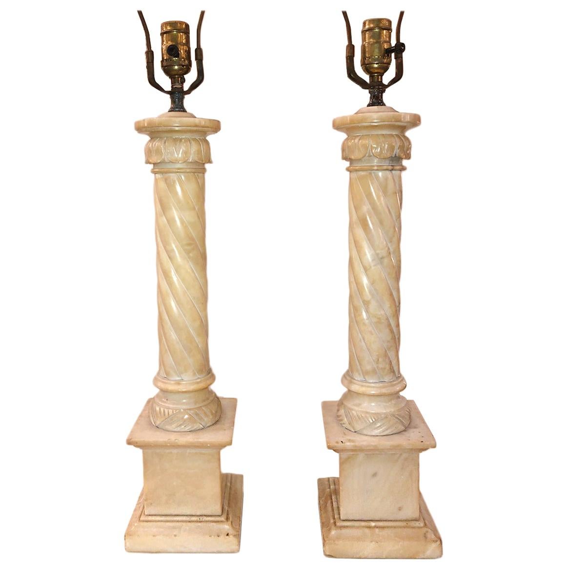 Paire de lampes de table en albâtre sculpté en vente