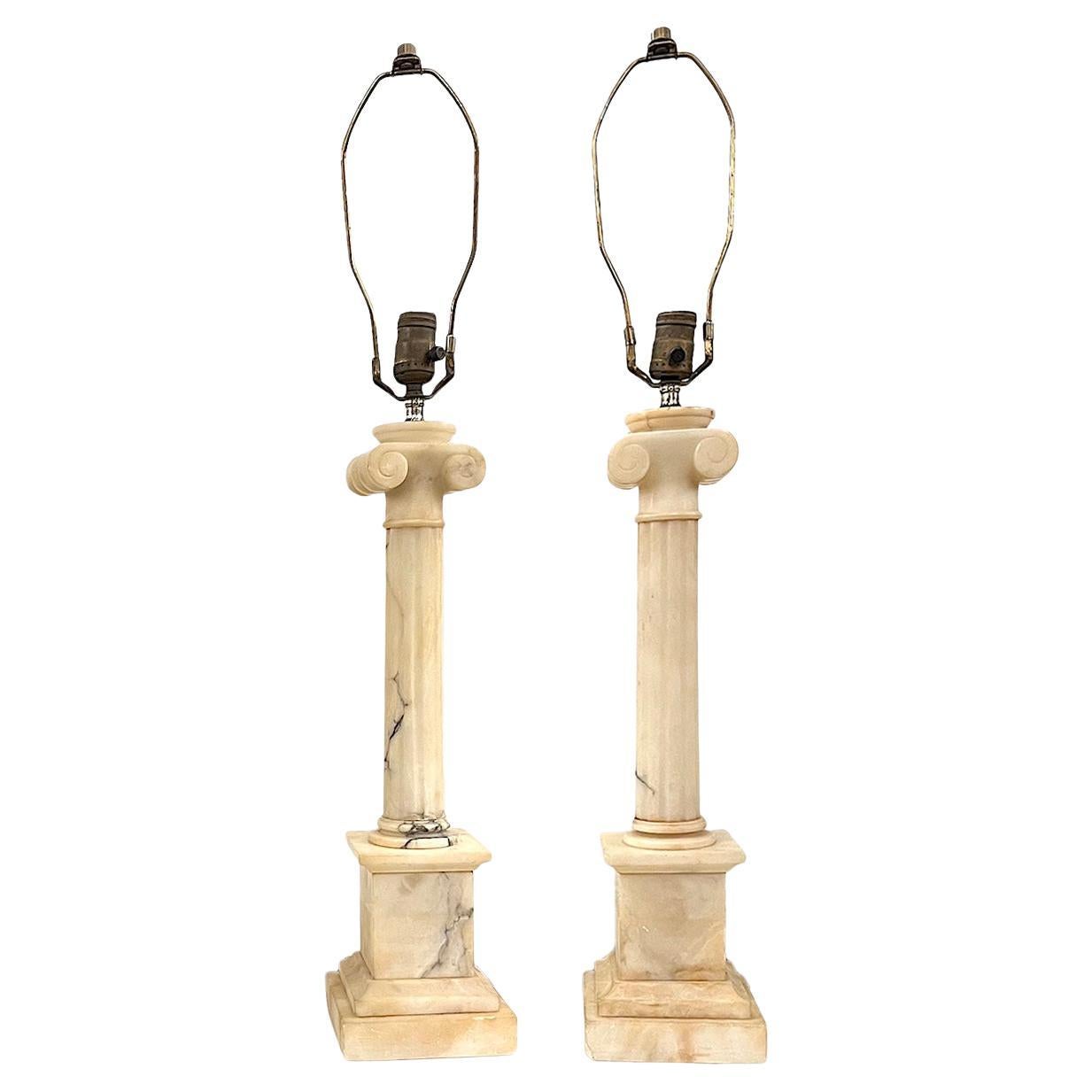 Paire de lampes de table en albâtre sculpté en vente
