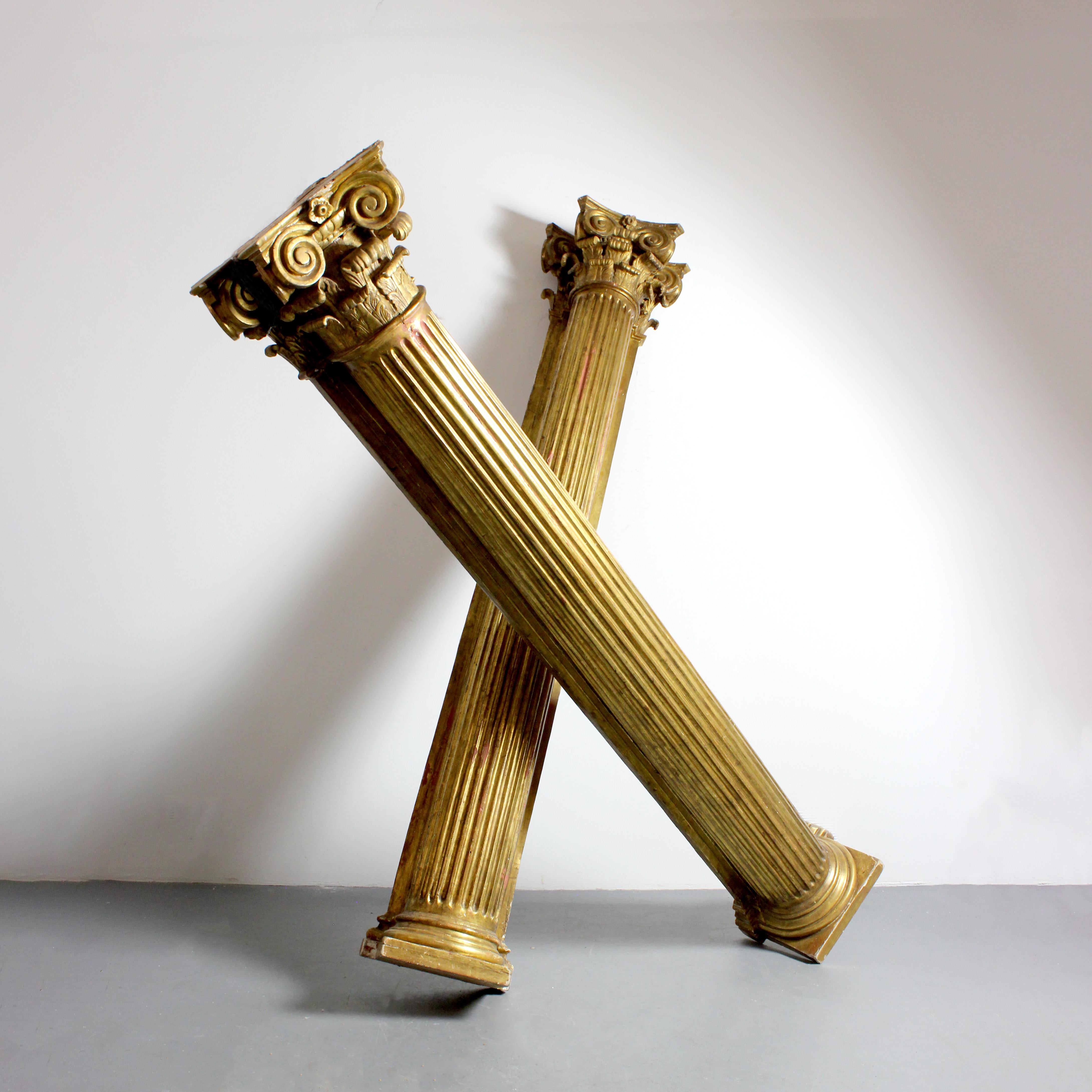 Pair of carved and gilded wall columns with fluted shafts and capitals topped en venta 4