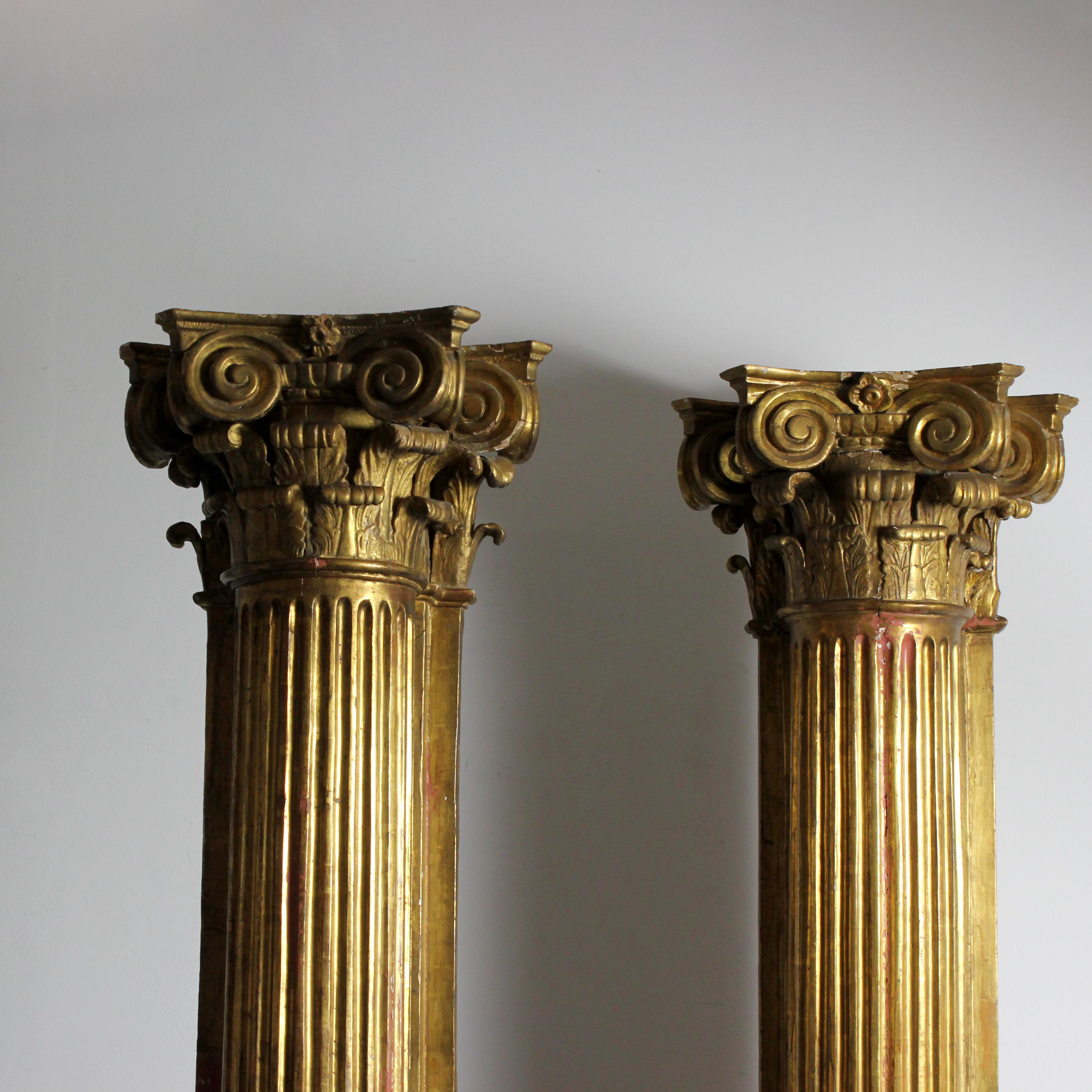 Pareja de columnas murales talladas y doradas con fustes estriados y capiteles rematados con volutas sobre coronas de hojas de acanto - Siglo XVIII - España

Dimensiones: 212 x 47 x 27 cm