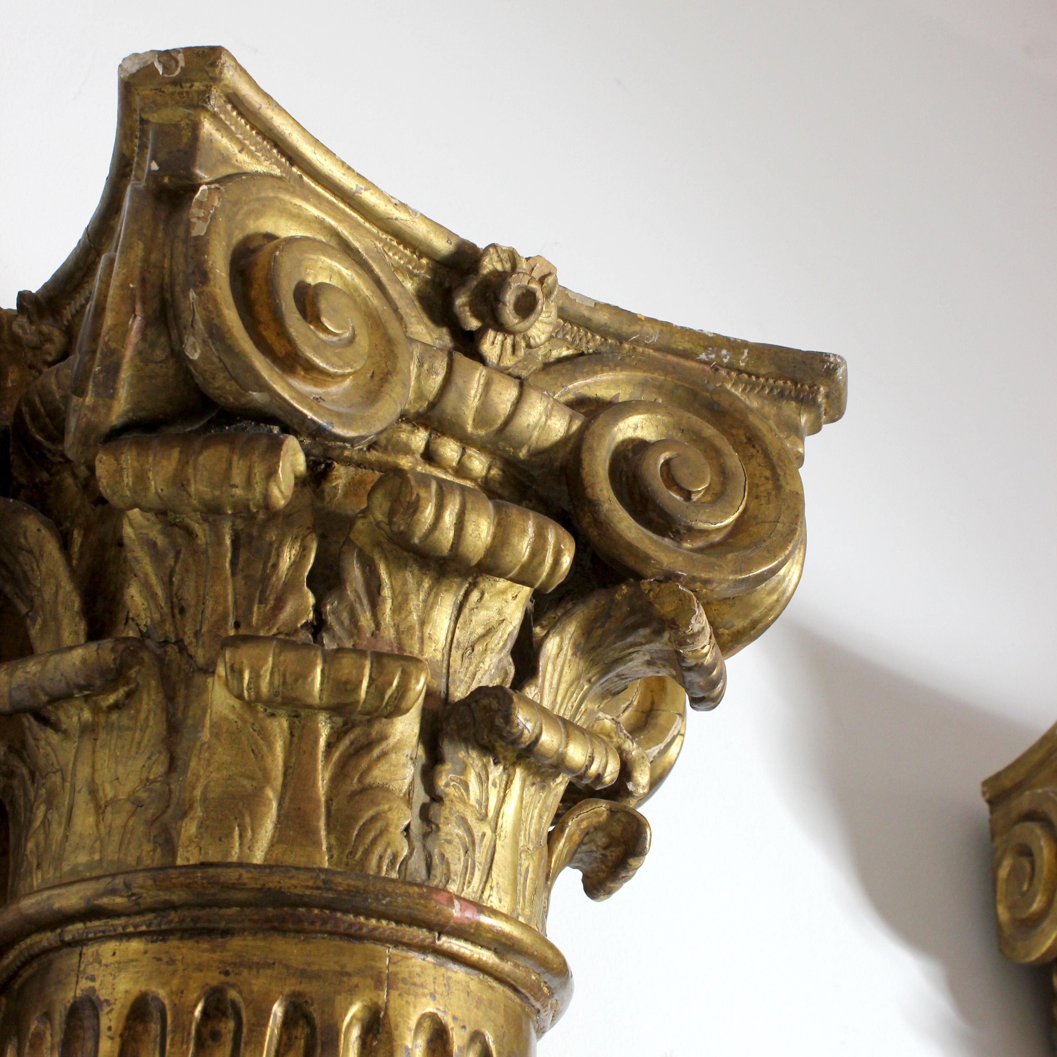 Pair of carved and gilded wall columns with fluted shafts and capitals topped en Bueno estado para la venta en Madrid, España