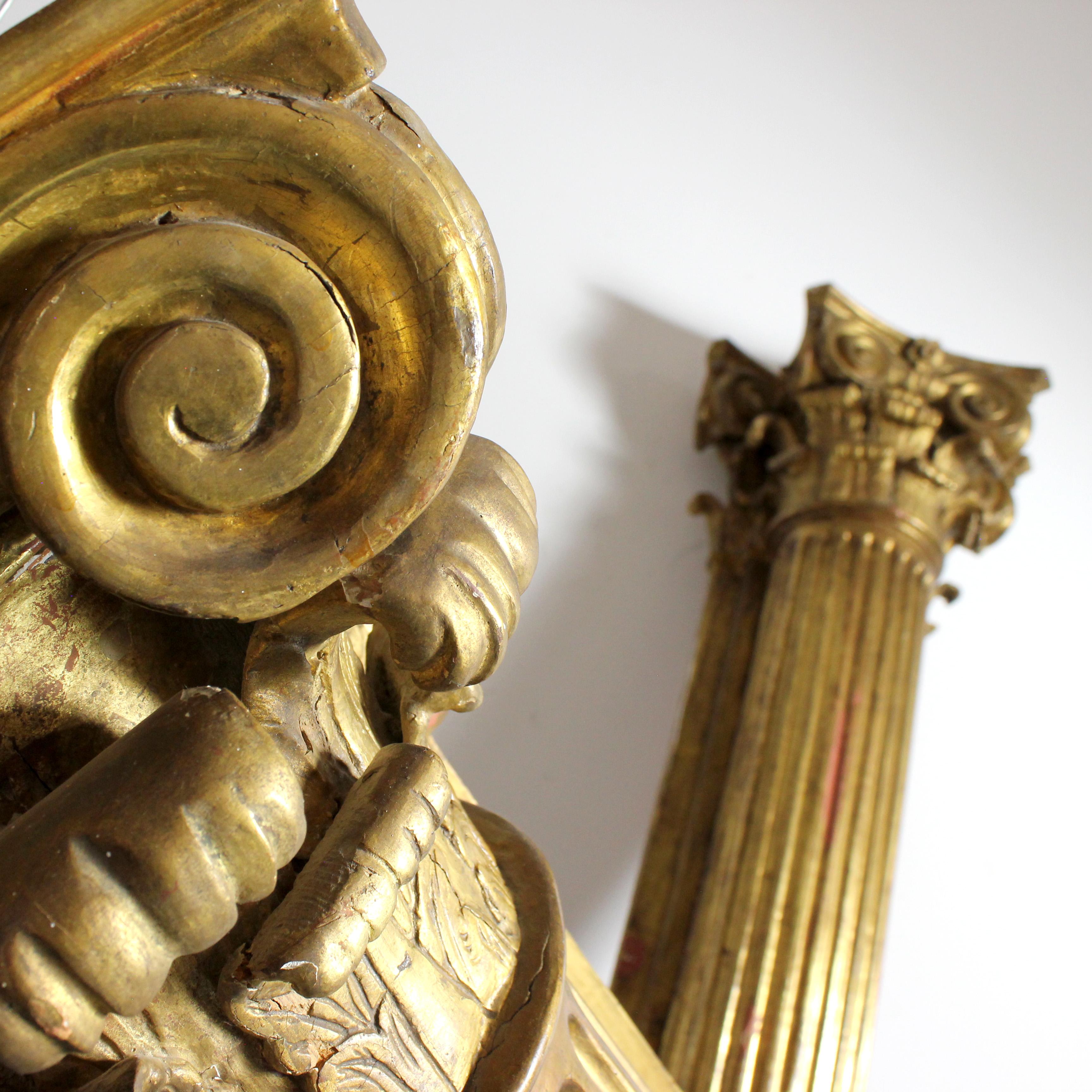 Pair of carved and gilded wall columns with fluted shafts and capitals topped siglo XVIII en venta