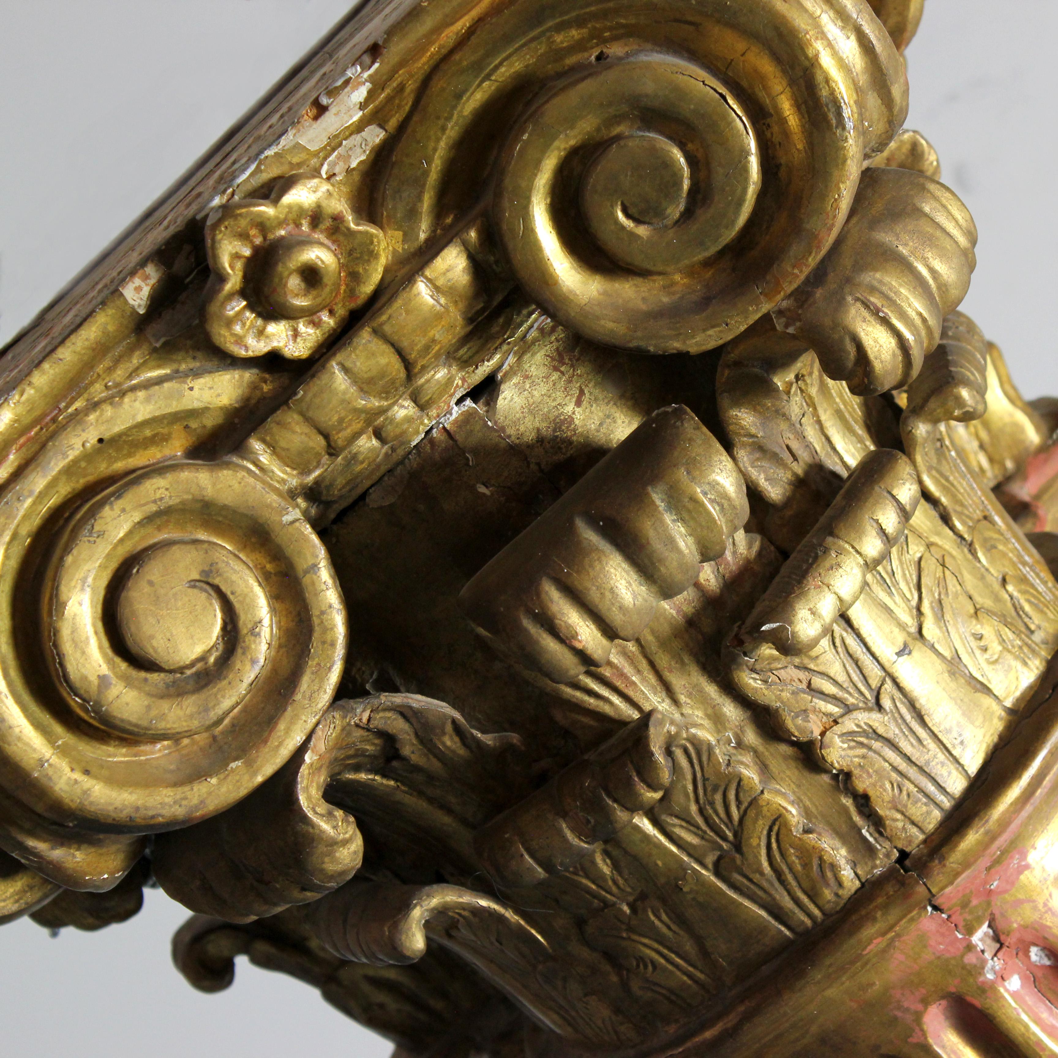 Pair of carved and gilded wall columns with fluted shafts and capitals topped Madera en venta